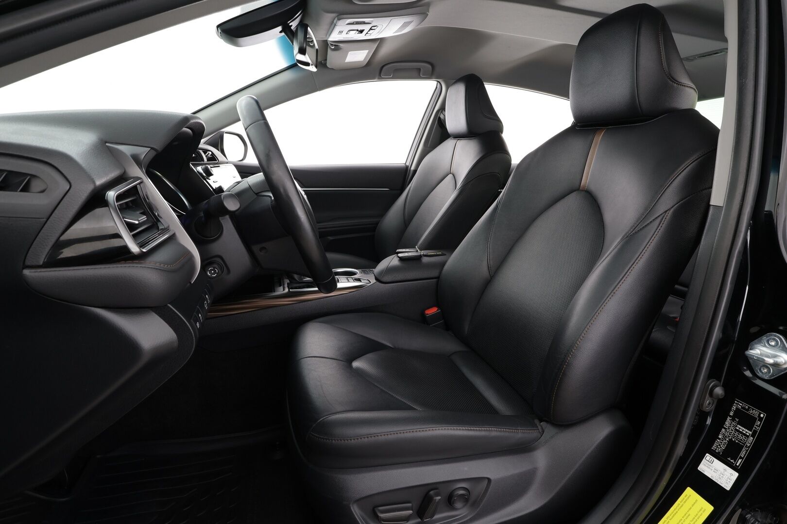 Toyota Camry 2021 2,5 Hybrid Style Business * ACC / P.kamera / LED / Navi / Sähköpenkit / KeylessGo / Lohkolämmitin / Nahat * - 1.Om Suomi-auto / Kahdet renkaat aluvanteilla