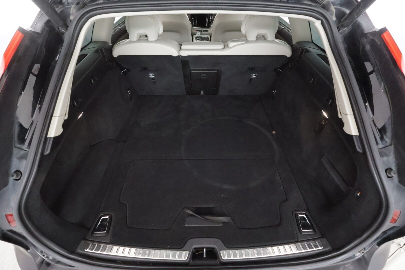 Volvo V90 2021 T6 TwE AWD Inscription aut - | Webasto | Koukku | ACC | LED | P.Kamera | Sporttinahat Muistilla | Kaistavahti | Keyless | 1-om Suomi-auto | 2x Latauskaapelit | Kahdet renkaat aluvanteilla | Merkkihuollot |