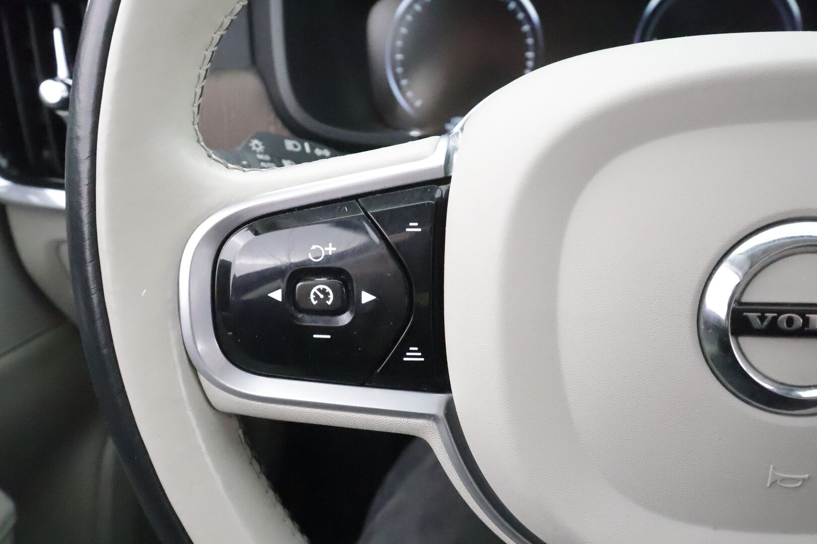 Volvo V90 2021 T6 TwE AWD Inscription aut - | Webasto | Koukku | ACC | LED | P.Kamera | Sporttinahat Muistilla | Kaistavahti | Keyless | 1-om Suomi-auto | 2x Latauskaapelit | Kahdet renkaat aluvanteilla | Merkkihuollot |