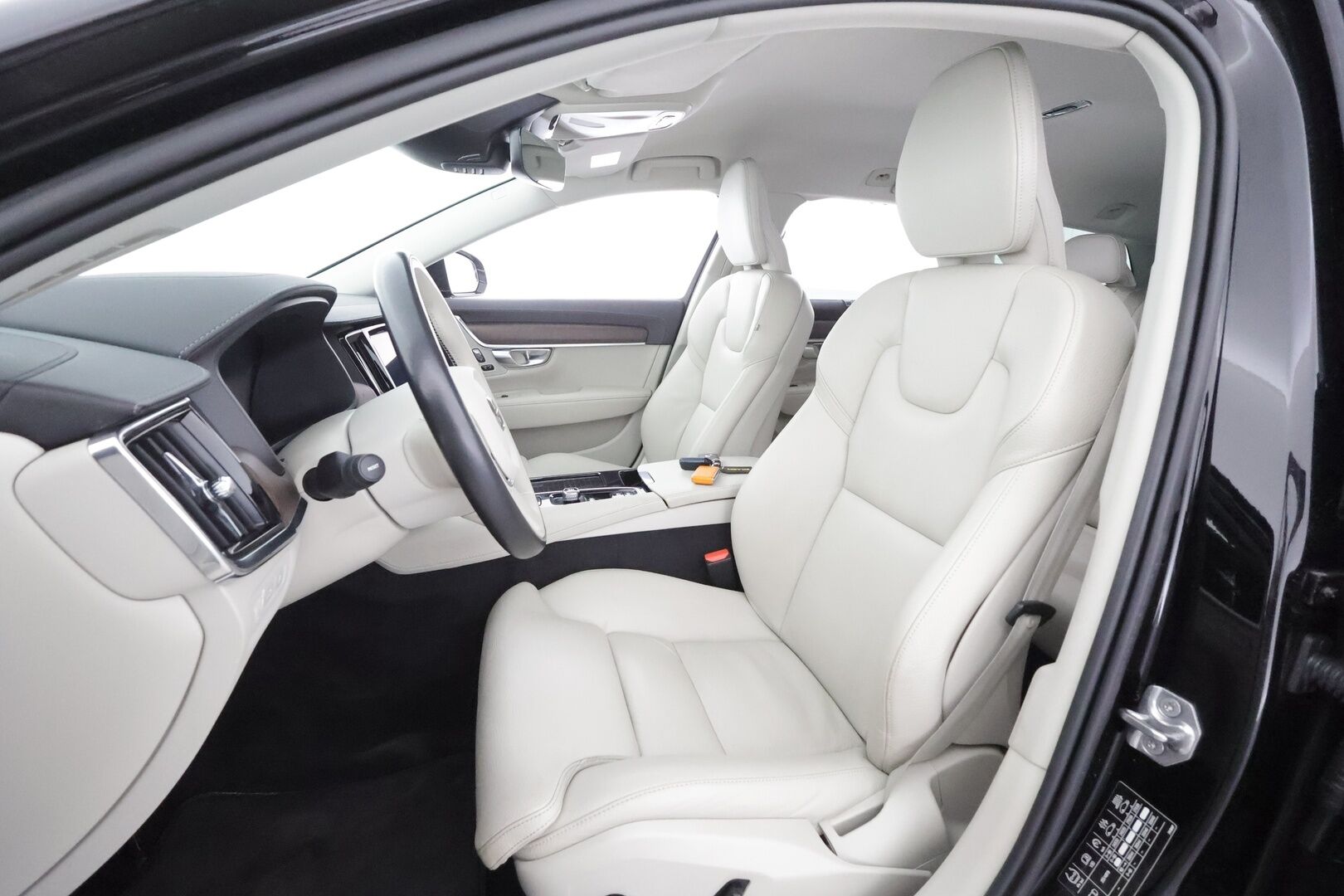 Volvo V90 2021 T6 TwE AWD Inscription aut - | Webasto | Koukku | ACC | LED | P.Kamera | Sporttinahat Muistilla | Kaistavahti | Keyless | 1-om Suomi-auto | 2x Latauskaapelit | Kahdet renkaat aluvanteilla | Merkkihuollot |