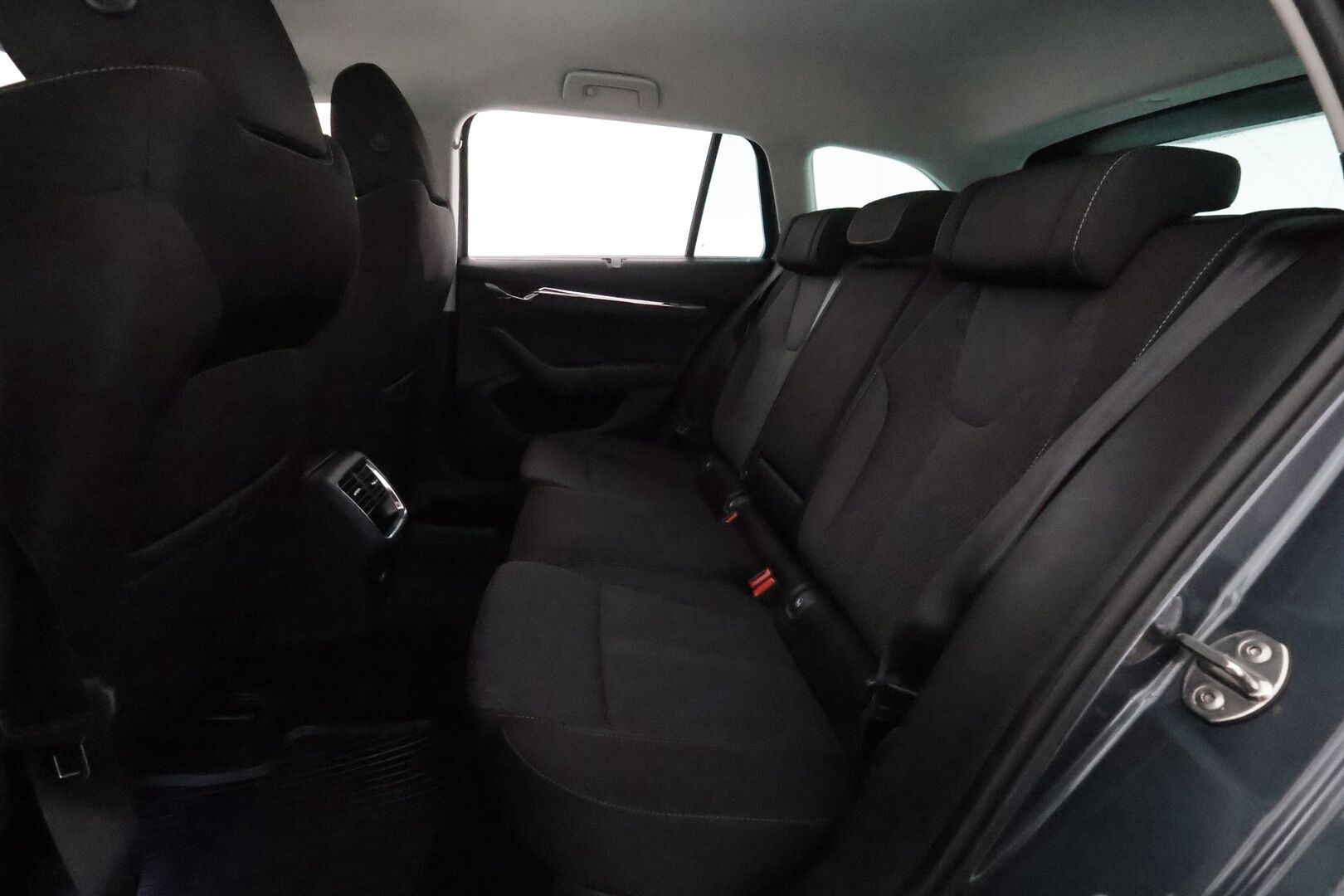 Skoda Octavia 2021 Combi 2,0 TDI 200 4x4 Style DSG **HUD / Webasto / Koukku / ACC / Matrix-LED / P.Kamera / Navi / Kaistavahti / Keyless** - Suomi-auto / Kahdet Renkaat / Merkkihuollettu!