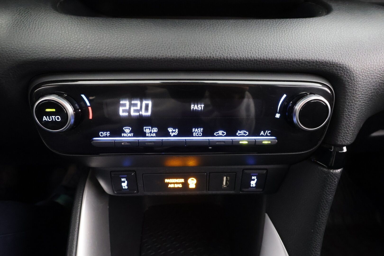 Toyota Yaris 2021 1,5 Hybrid Active Business * ACC / P.kamera / Navi / KeylessGo / Ratinlämmitin * - 1.Om Suomi-auto / Kahdet renkaat aluvanteilla / Merkkihuollettu *