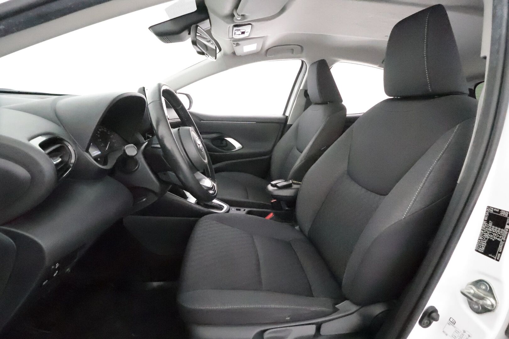 Toyota Yaris 2021 1,5 Hybrid Active Business * ACC / P.kamera / Navi / KeylessGo / Ratinlämmitin * - 1.Om Suomi-auto / Kahdet renkaat aluvanteilla / Merkkihuollettu *