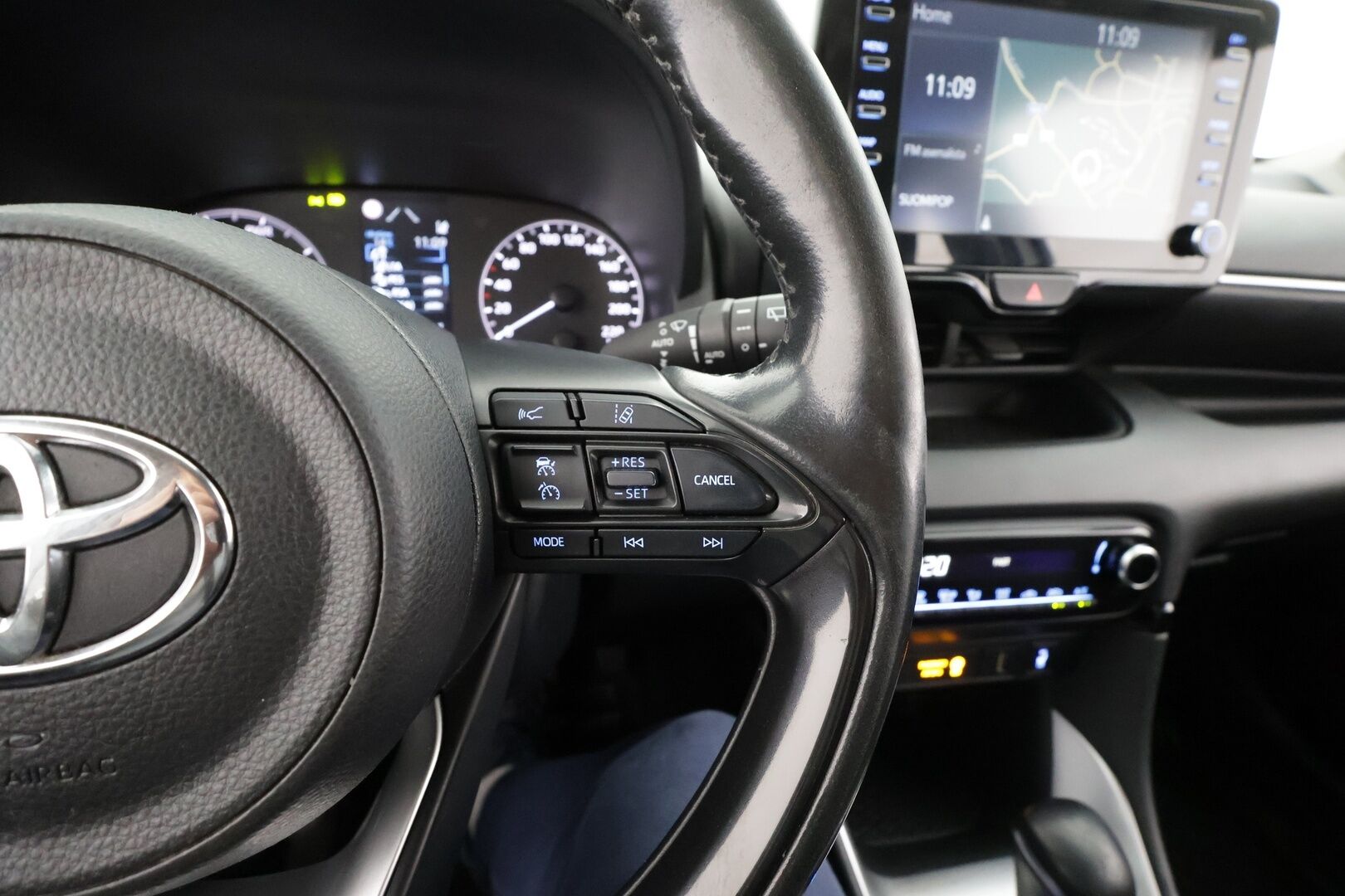 Toyota Yaris 2021 1,5 Hybrid Active Business * ACC / P.kamera / Navi / KeylessGo / Ratinlämmitin * - 1.Om Suomi-auto / Kahdet renkaat aluvanteilla / Merkkihuollettu