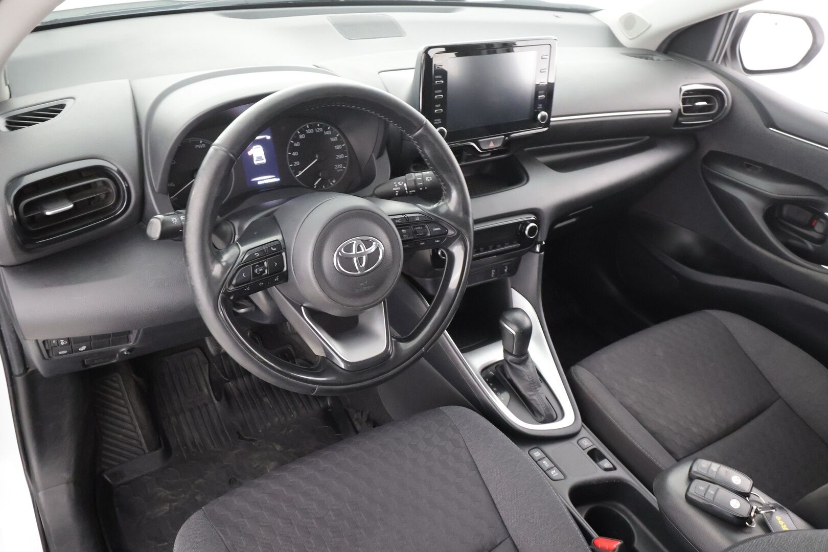 Toyota Yaris 2021 1,5 Hybrid Active Business * ACC / P.kamera / Navi / KeylessGo / Ratinlämmitin * - 1.Om Suomi-auto / Kahdet renkaat aluvanteilla / Merkkihuollettu