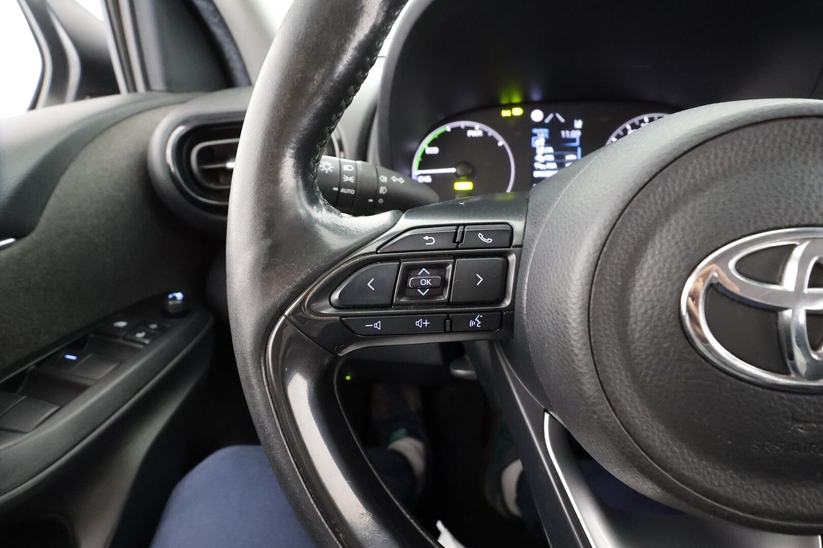 Toyota Yaris 2021 1,5 Hybrid Active Business * ACC / P.kamera / Navi / KeylessGo / Ratinlämmitin * - 1.Om Suomi-auto / Kahdet renkaat aluvanteilla / Merkkihuollettu *