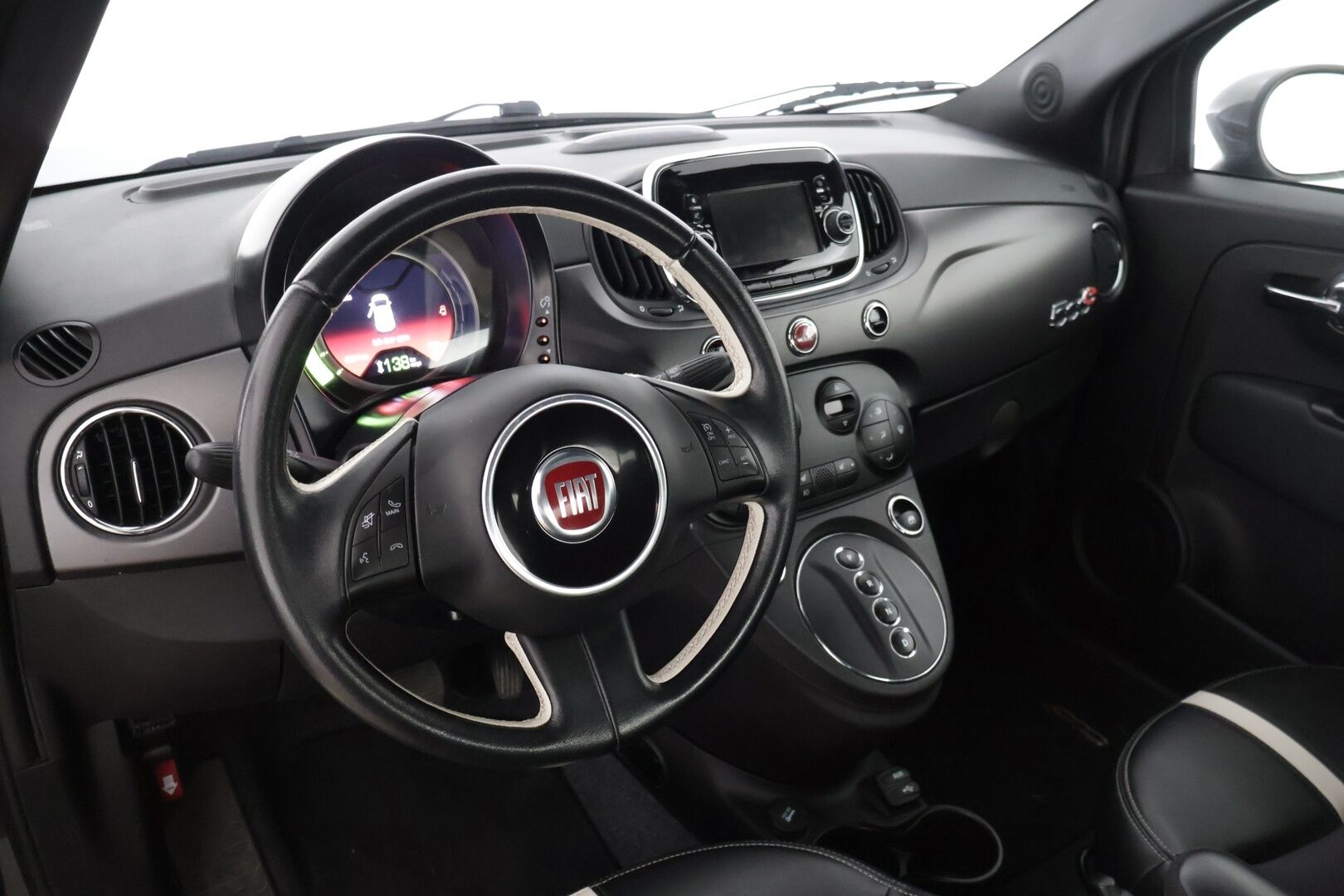 Fiat 500e 2016 Viistoperä * Vakkari / Navi / Ilmastointi / Nahkapenkit * - * Siistikuntoinen, näppärä ja edullinen käyttöauto! *  Tähän myös todella pieni kuukausierä! * - HULLU BLACKWEEK KORKOTARJOUS 2,49%