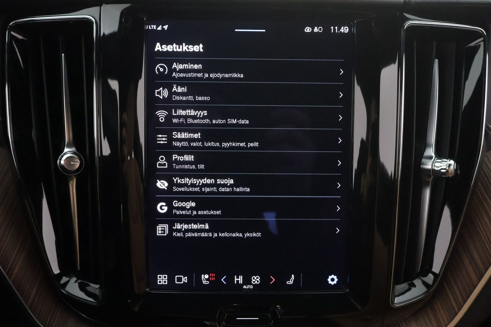 Volvo XC60 2022 B4 AWD D-MHEV Business Inscription * Webasto / ACC / Full-LED / P.Kamera / Ilmastoidut Sportnahat Muistilla / Navi * - KATSO HINTA! /  Merkkihuollot / Kahdet renkaat aluvanteilla / 1-om Suomi-auto - HULLUT AVAJAISHULINAT KORKOTARJOUS 3,29 %