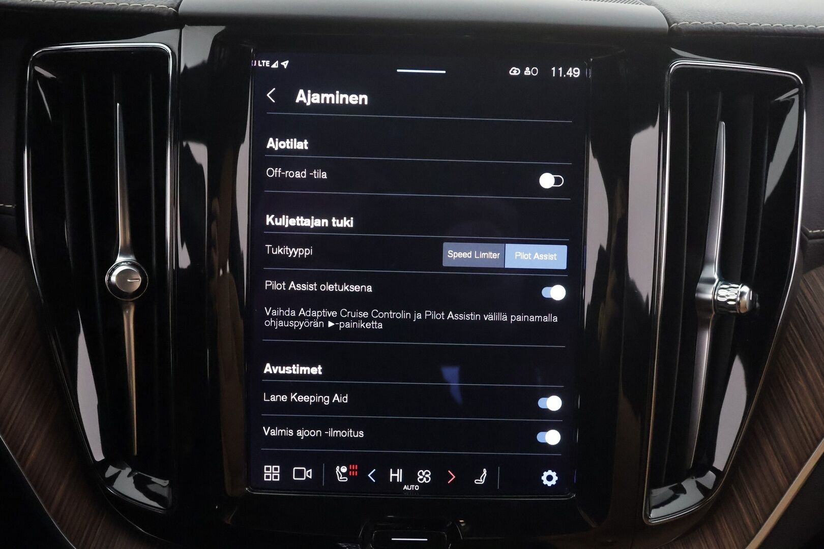 Volvo XC60 2022 B4 AWD D-MHEV Business Inscription * Webasto / ACC / Full-LED / P.Kamera / Ilmastoidut Sportnahat Muistilla / Navi * -  Merkkihuollot / Kahdet renkaat aluvanteilla / 1-om Suomi-auto