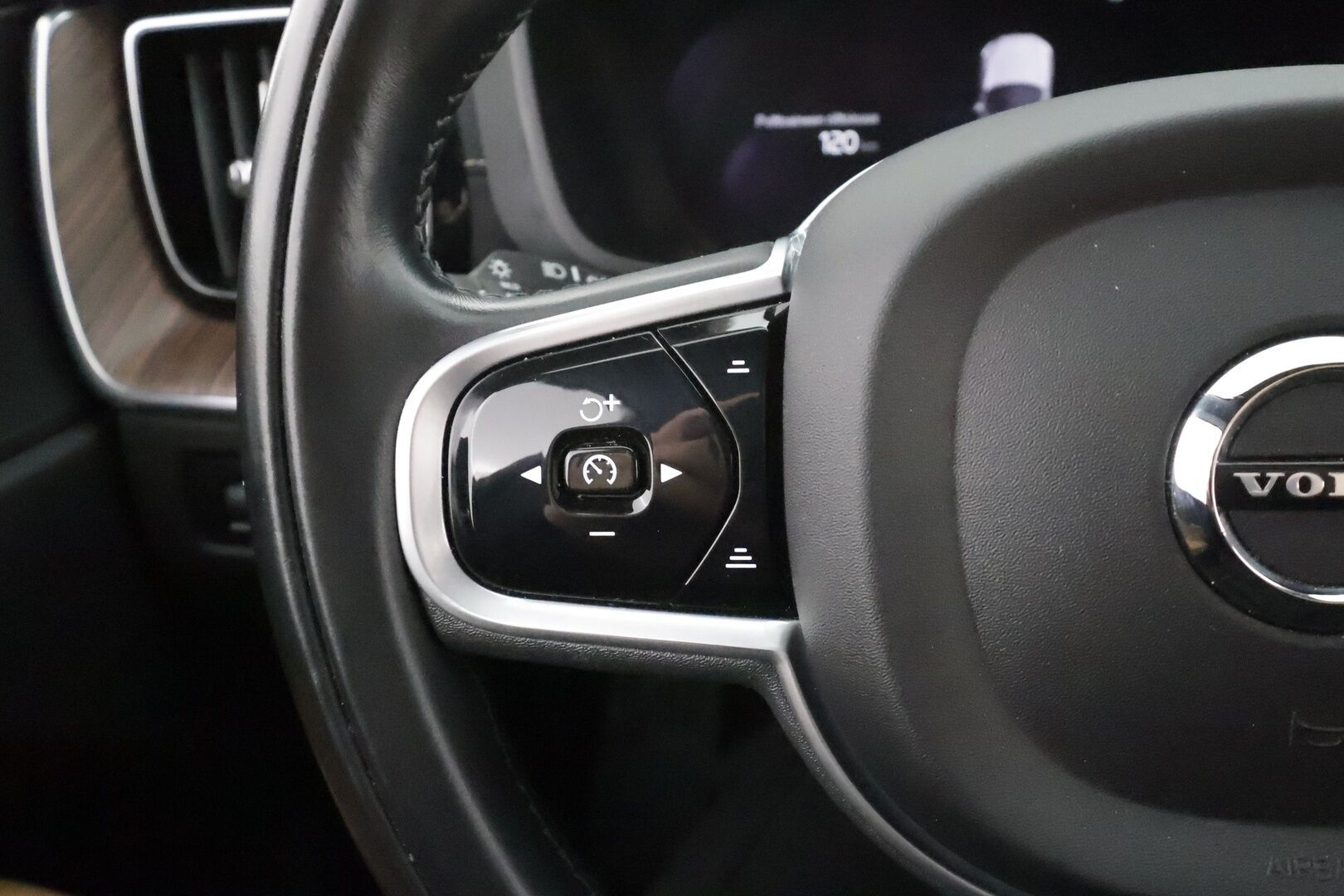 Volvo XC60 2022 B4 AWD D-MHEV Business Inscription * Webasto / ACC / Full-LED / P.Kamera / Ilmastoidut Sportnahat Muistilla / Navi * - KATSO HINTA! /  Merkkihuollot / Kahdet renkaat aluvanteilla / 1-om Suomi-auto - HULLUT AVAJAISHULINAT KORKOTARJOUS 3,29 %