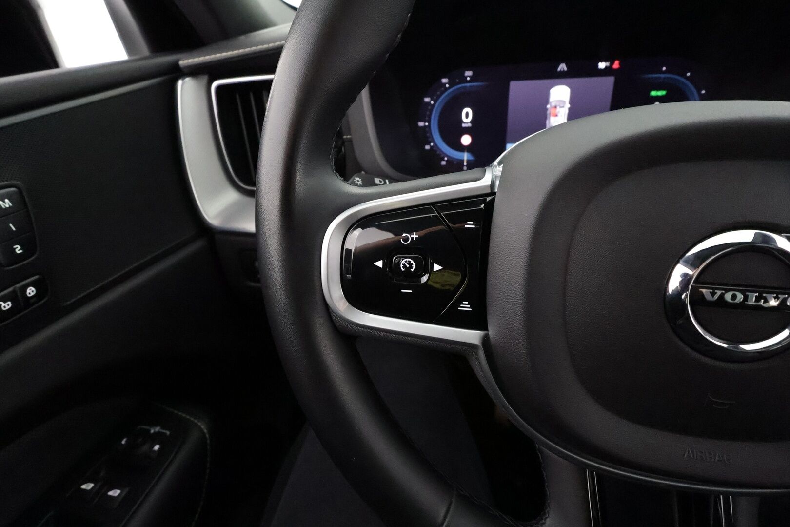 Volvo XC60 2022 T6 TwE AWD Business R-Design Edition aut * Webasto / ACC / Full-LED / P.Kamera / Sportpenkki Muistilla / Panorama * - 1-om Suomi-auto / 2x Latauskaapelit / Kahdet renkaat / Akku kuntotarkastettu - HULLU BLACKWEEK KORKOTARJOUS 2,49%