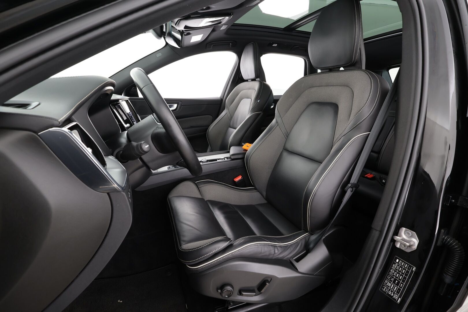 Volvo XC60 2022 T6 TwE AWD Business R-Design Edition aut * Webasto / ACC / Full-LED / P.Kamera / Sportpenkki Muistilla / Panorama * - 1-om Suomi-auto / 2x Latauskaapelit / Kahdet renkaat / Akku kuntotarkastettu - HULLU BLACKWEEK KORKOTARJOUS 2,49%