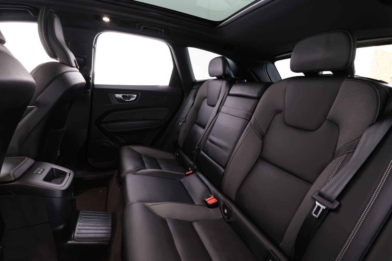 Volvo XC60 2022 T6 TwE AWD Business R-Design Edition aut * Webasto / ACC / Full-LED / P.Kamera / Sportpenkki Muistilla / Panorama * - 1-om Suomi-auto / 2x Latauskaapelit / Kahdet renkaat / Akku kuntotarkastettu - HULLU BLACKWEEK KORKOTARJOUS 2,49%