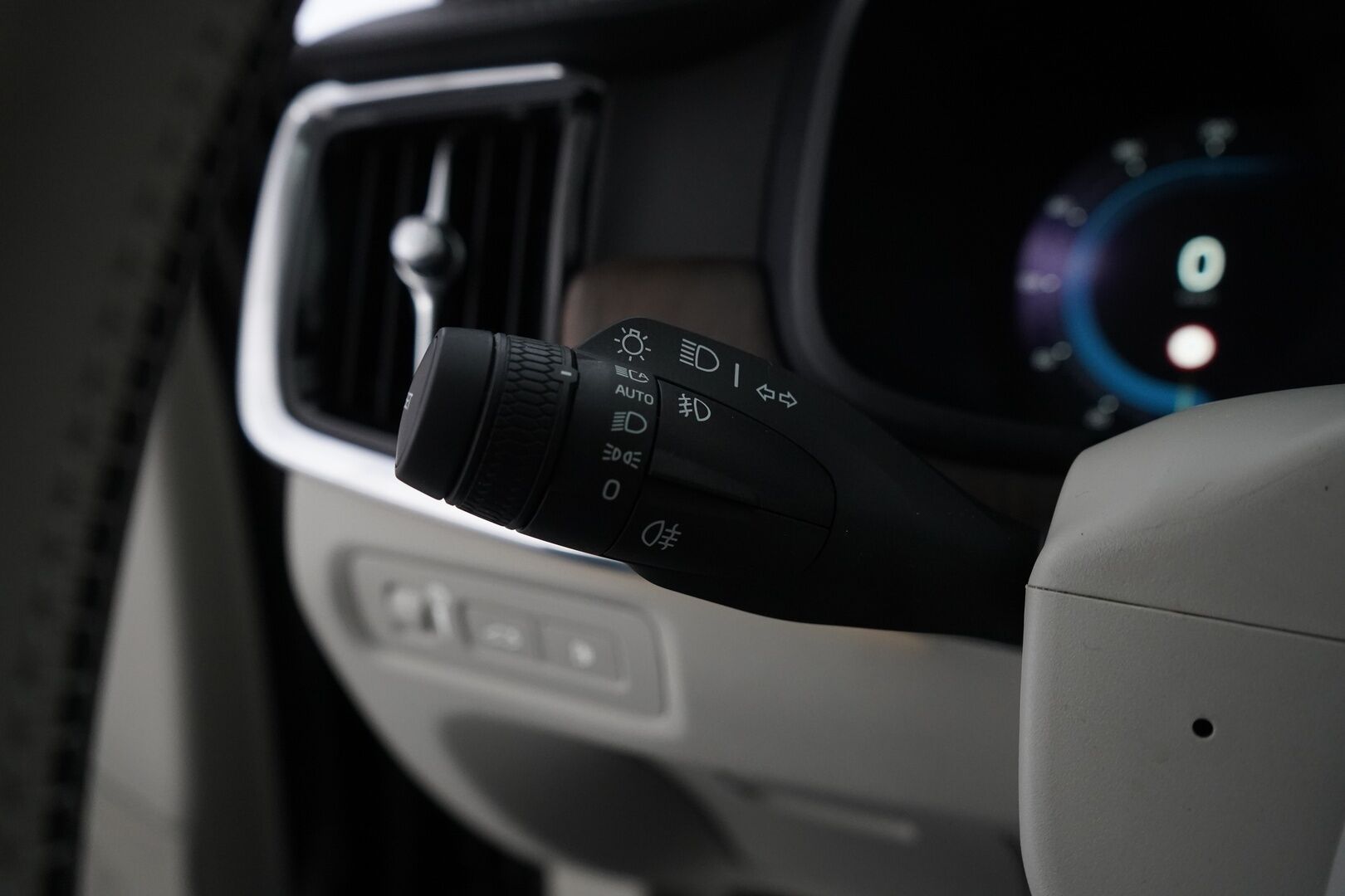 Volvo S90 2022 T8 AWD Long Range High Performance Inscription * ACC / B&W / Lasikattoluukku / Muistipenkit / Nahkasisusta / Blis * - Suomi-auto / Akku kuntotarkastettu SoH 95.9% 