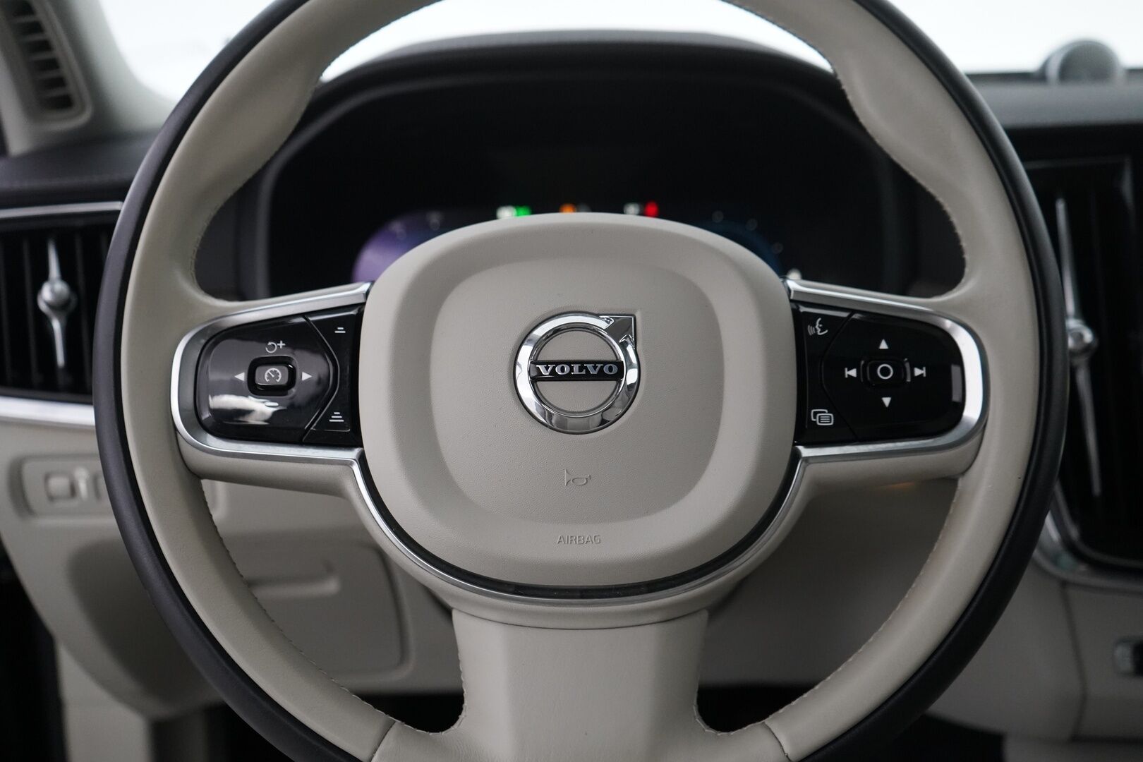 Volvo S90 2022 T8 AWD Long Range High Performance Inscription * B&W / ACC / Lasikattoluukku / Muistipenkit / Nahkasisusta / Blis * - KATSO MIHIN HINTAAN HERKKU NOPEIMALLE! / Suomi-auto / Akku kuntotarkastettu SoH 95.9% / Kahdet OEM vanteet - HULLUT AVAJAISHULINAT KORKOTARJOUS 3,29 %