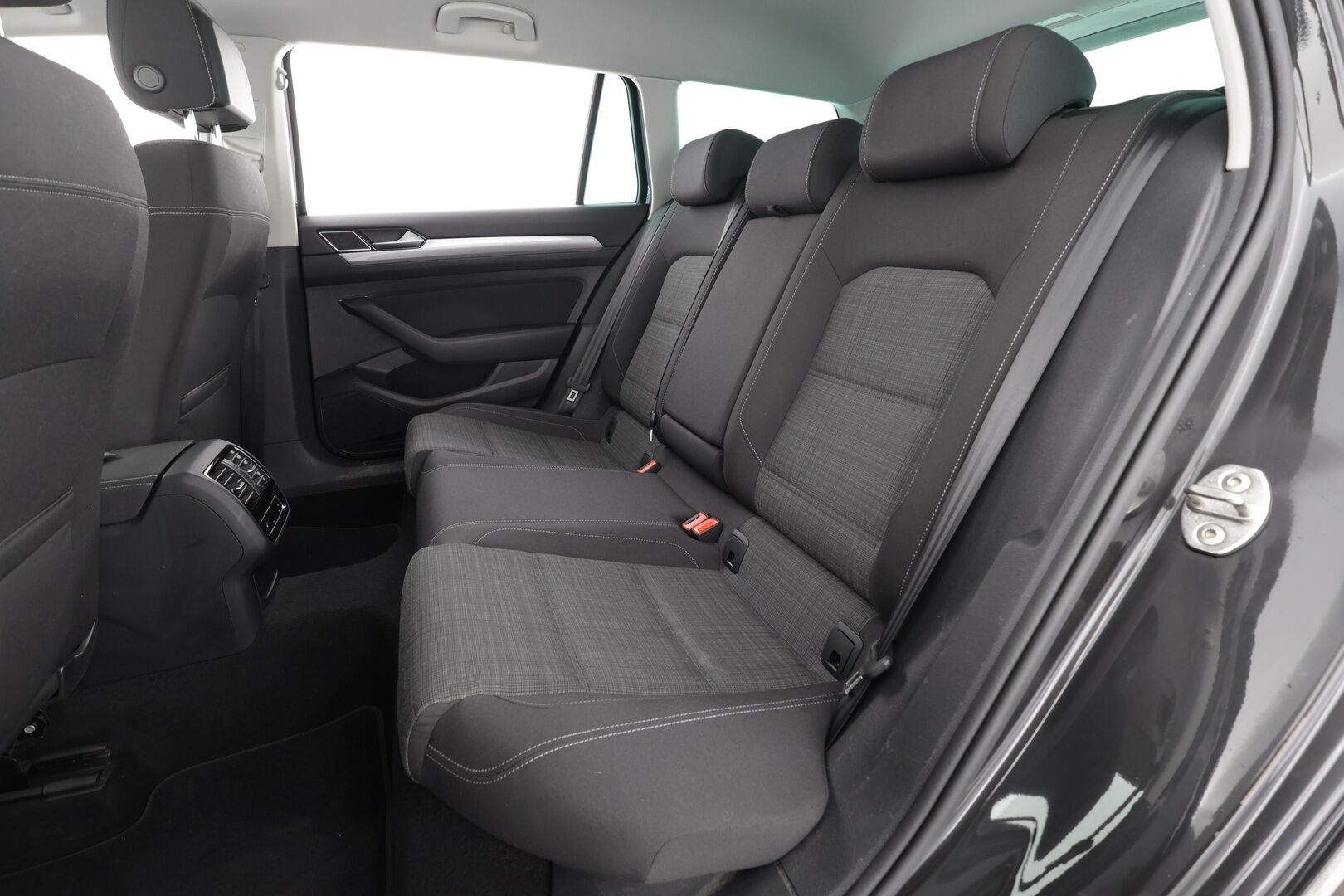 Volkswagen Passat 2022 Variant Style Business 1,5 TSI EVO 110 kW DSG * ACC / Webasto / Koukku / LED / P.kamera / Ergo comfort istuin / Keyless* - 1.Om suomi-auto / Kahdet Renkaat / Merkkihuollettu - HULLUT AVAJAISHULINAT KORKOTARJOUS 3,29 %