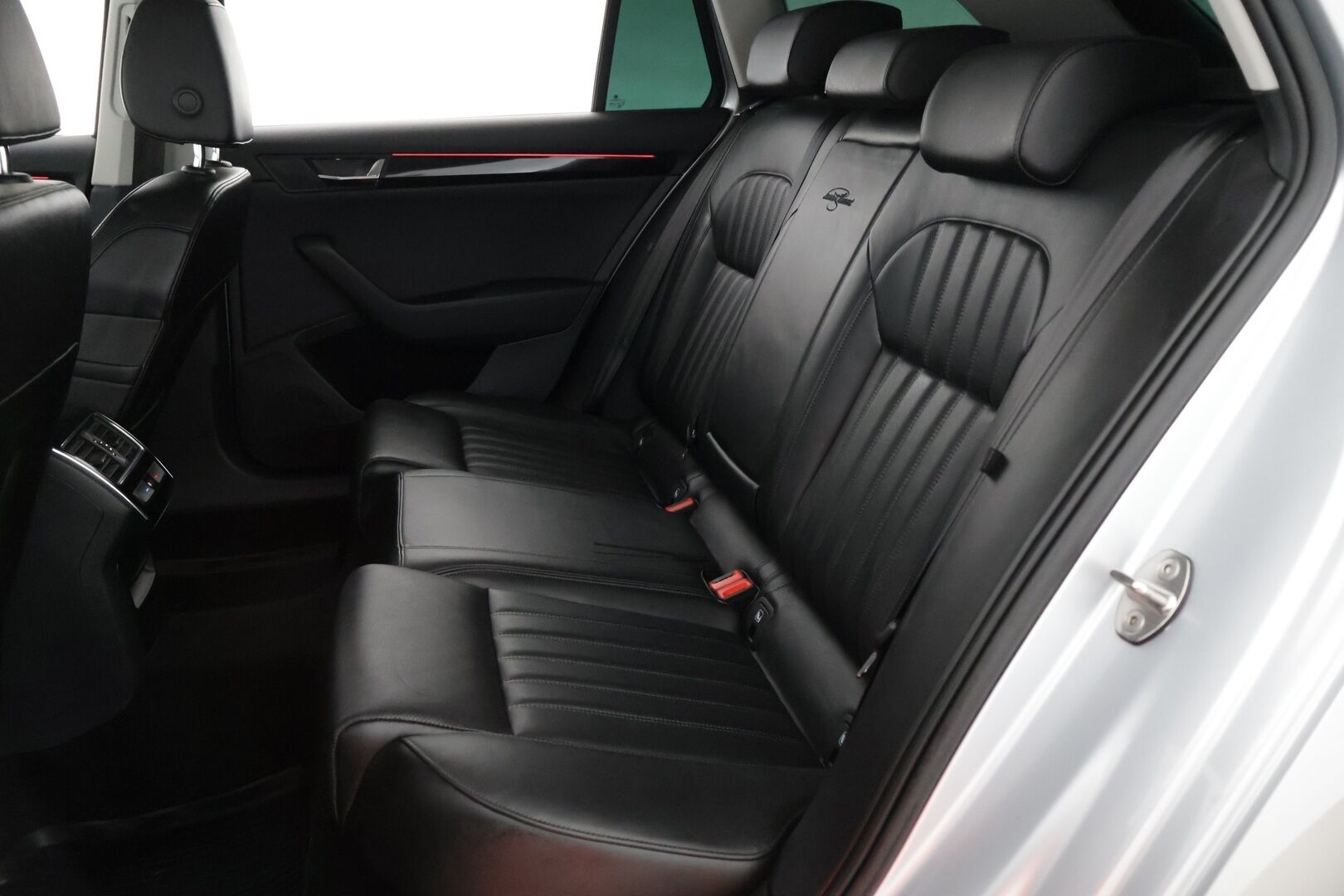 Skoda Superb 2018 Combi 2.0 TDI 4x4 L&K * ACC / Webasto / Blis / Canton / Vetokoukku / P-kamera / Ilmastoidut penkit* - Juuri saapunut Webastollinen L&K Skoda