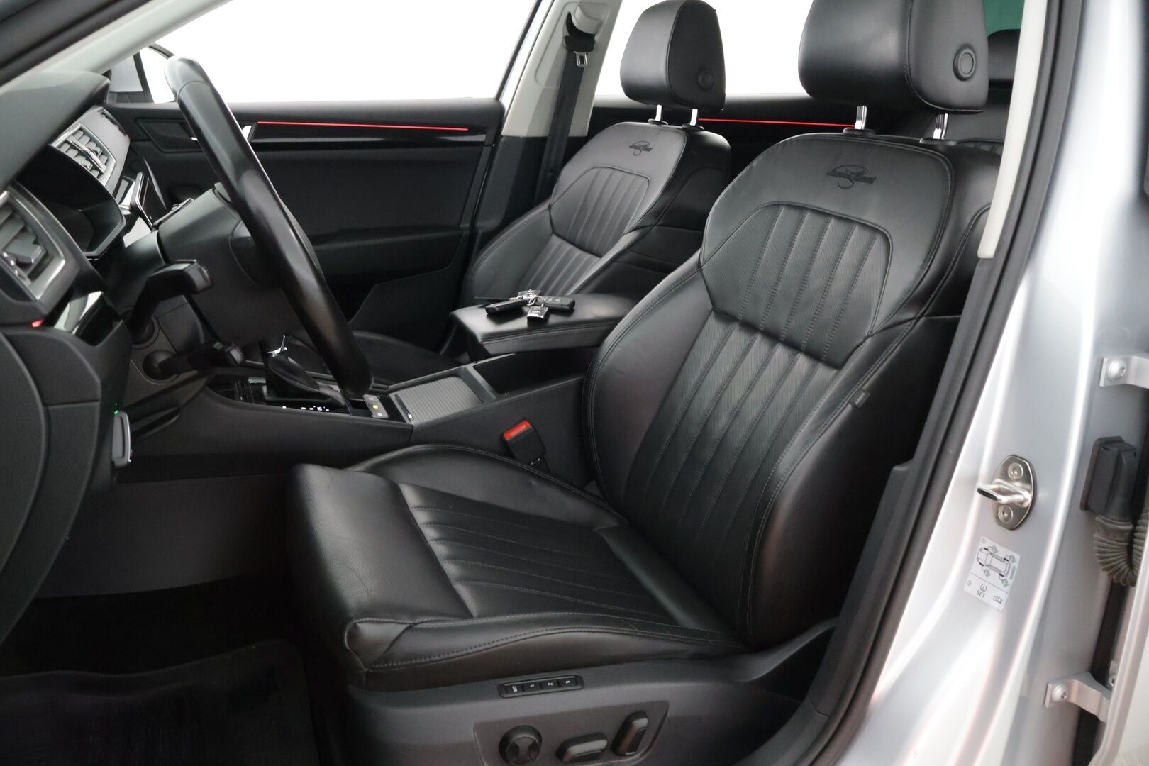 Skoda Superb 2018 Combi 2.0 TDI 4x4 L&K * ACC / Webasto / Blis / Canton / Vetokoukku / P-kamera / Ilmastoidut penkit* - Juuri saapunut Webastollinen L&K Skoda