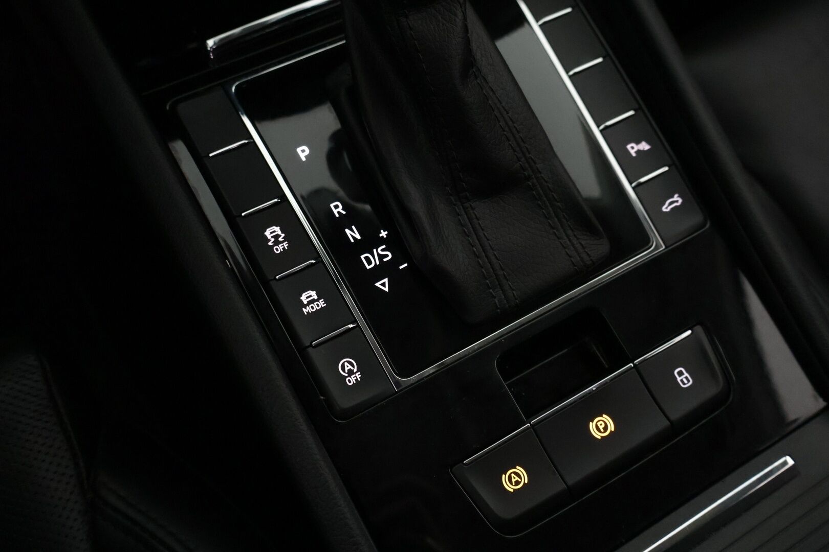 Skoda Superb 2018 Combi 2.0 TDI 4x4 L&K *ACC / Webasto / Blis / Canton / Vetokoukku / P-kamera / Ilmastoidut penkit* - Juuri katsastettu! / Muistipenkit / 2x Renkaat* - HULLUT AVAJAISHULINAT KORKOTARJOUS 3,29 %