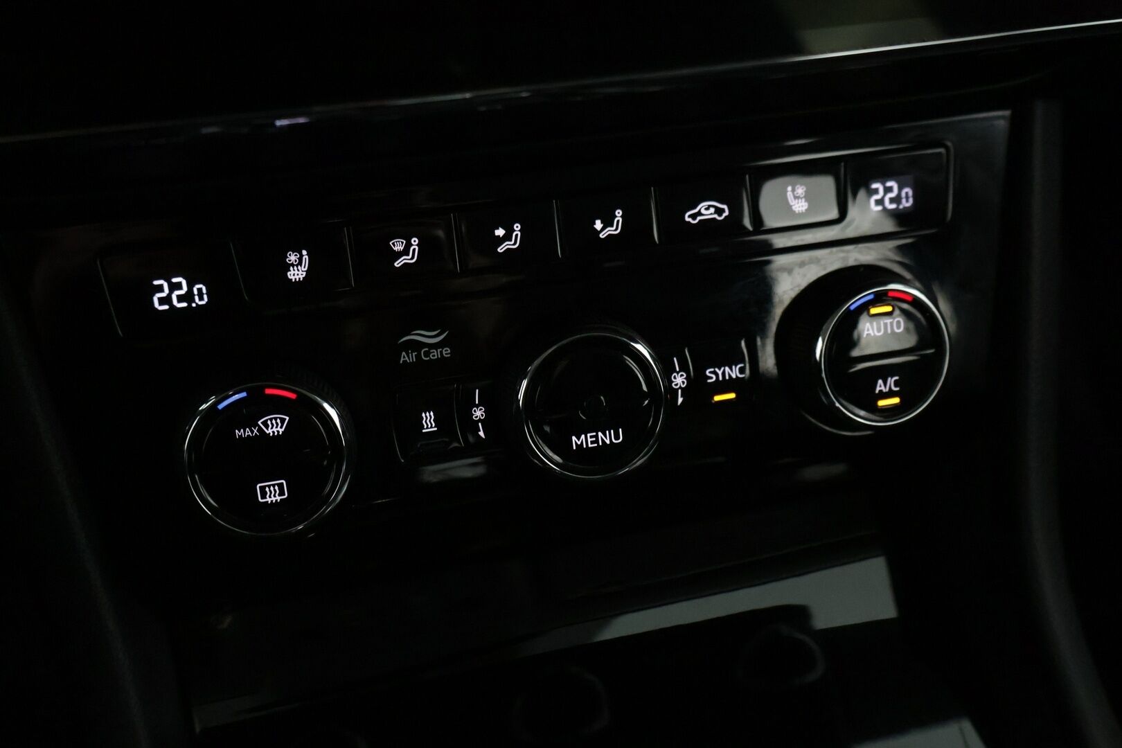 Skoda Superb 2018 Combi 2.0 TDI 4x4 L&K *ACC / Webasto / Blis / Canton / Vetokoukku / P-kamera / Ilmastoidut penkit* - Juuri katsastettu! / Muistipenkit / 2x Renkaat* - HULLUT AVAJAISHULINAT KORKOTARJOUS 3,29 %