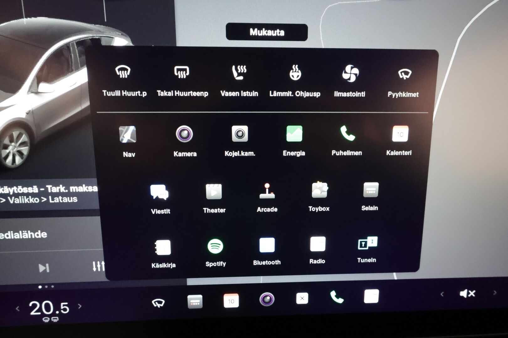 Tesla Model Y 2021 Long Range **Lämpöpumppu / Koukku / Adapt.Vakkari / Matrix-LED / P.kamera / Muistipenkki / Lasikatto / Navi** - 1-om Suomi-auto / Kahdet Renkaat 