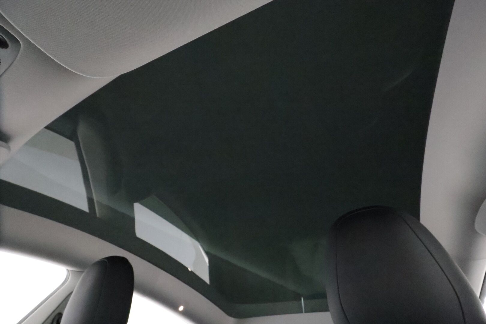 Tesla Model Y 2021 Long Range **Lämpöpumppu / Koukku / Adapt.Vakkari / Matrix-LED / P.kamera / Muistipenkki / Lasikatto / Navi** - 1-om Suomi-auto / Kahdet Renkaat 