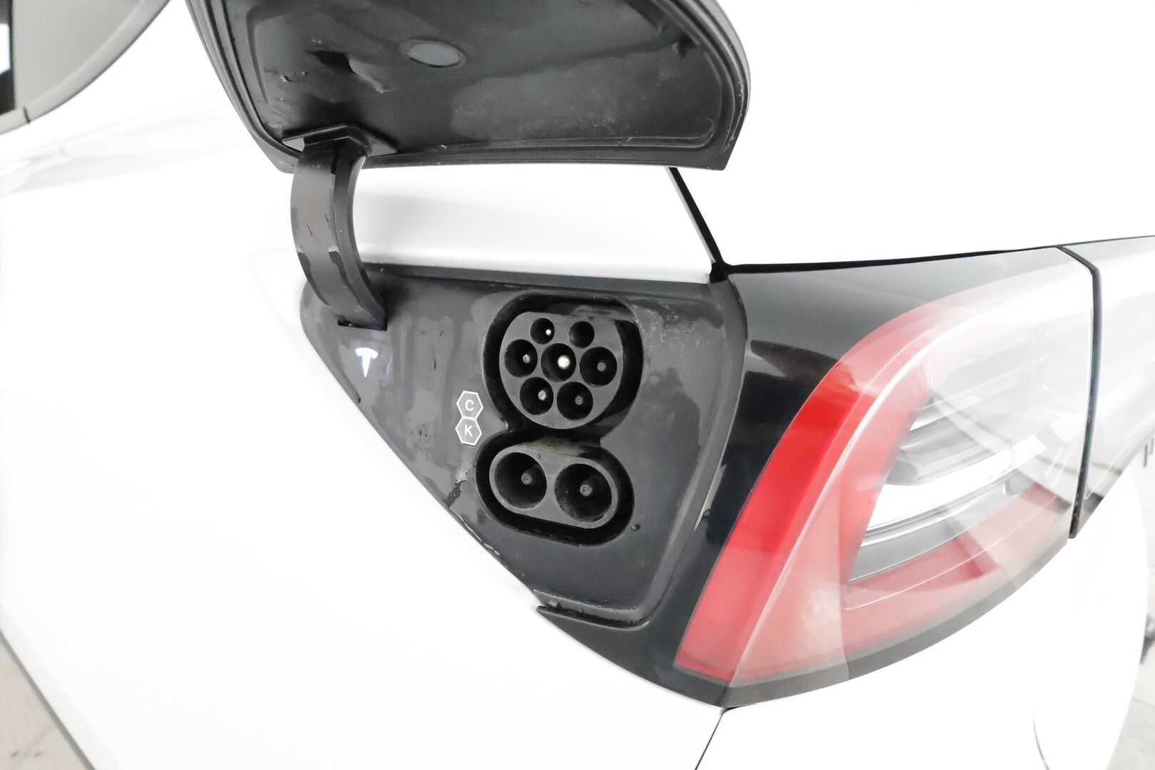 Tesla Model Y 2021 Long Range **Lämpöpumppu / Koukku / Adapt.Vakkari / Matrix-LED / P.kamera / Muistipenkki / Lasikatto / Navi** - 1-om Suomi-auto / Kahdet Renkaat 