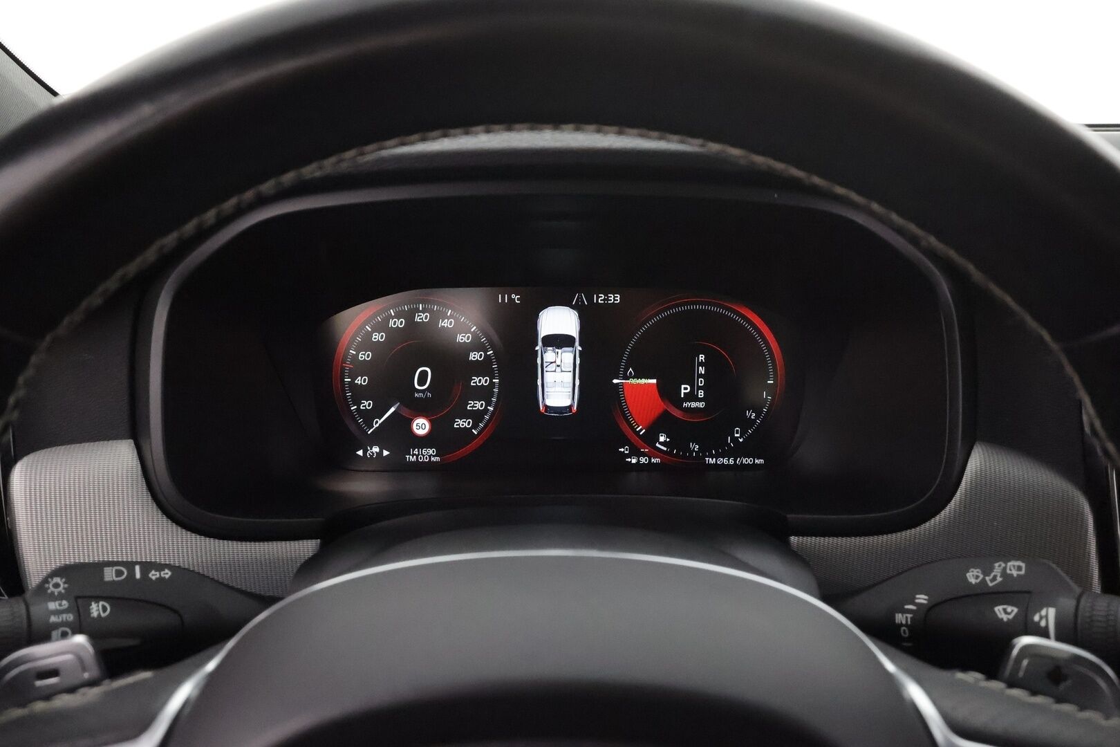 Volvo V90 2018 T8 AWD R-Design aut * ACC / Webasto / P.tutkat / Muistipenkit hieronnalla / Full LED / Ilmastoidut nahat / Panorama / KeylessGo * - Kahdet renkaat aluvanteilla / Hyvät varusteet