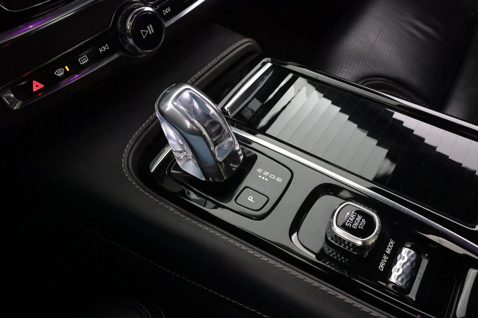 Volvo V90 2018 T8 AWD R-Design aut * Muistipenkit hieronnalla / ACC / Webasto / Ilmastoidut nahat / Panorama * - Huippu varusteltu! / 2x vanteet / Apple & Android / High. perf audio