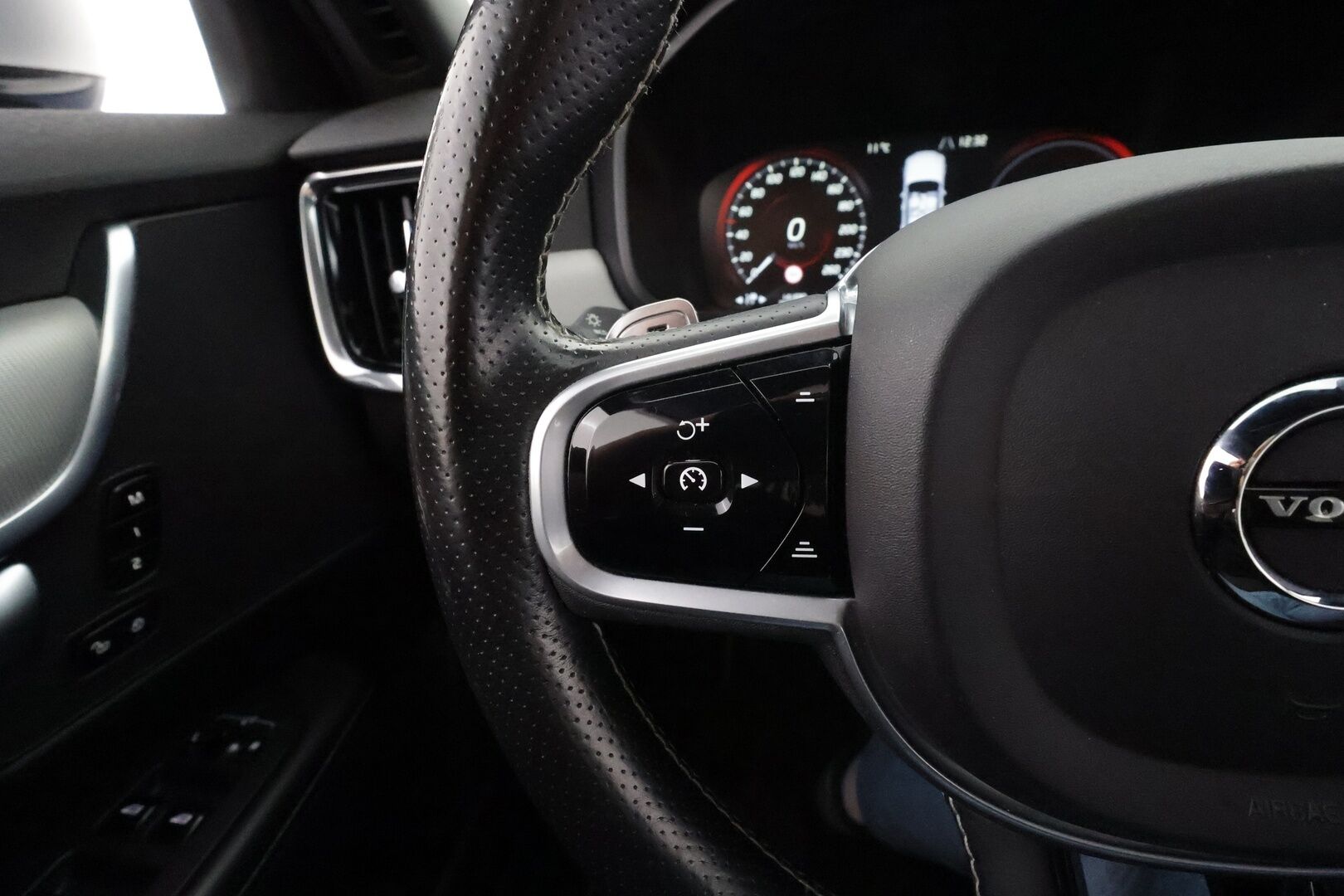 Volvo V90 2018 T8 AWD R-Design aut * ACC / Webasto / P.tutkat / Muistipenkit hieronnalla / Full LED / Ilmastoidut nahat / Panorama / KeylessGo * - Kahdet renkaat aluvanteilla / Hyvät varusteet