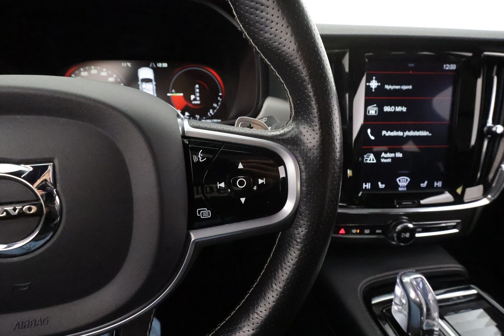 Volvo V90 2018 T8 AWD R-Design aut * Muistipenkit hieronnalla / ACC / Webasto / Ilmastoidut nahat / Panorama * - Huippu varusteltu! / 2x vanteet / Apple & Android / High. perf audio