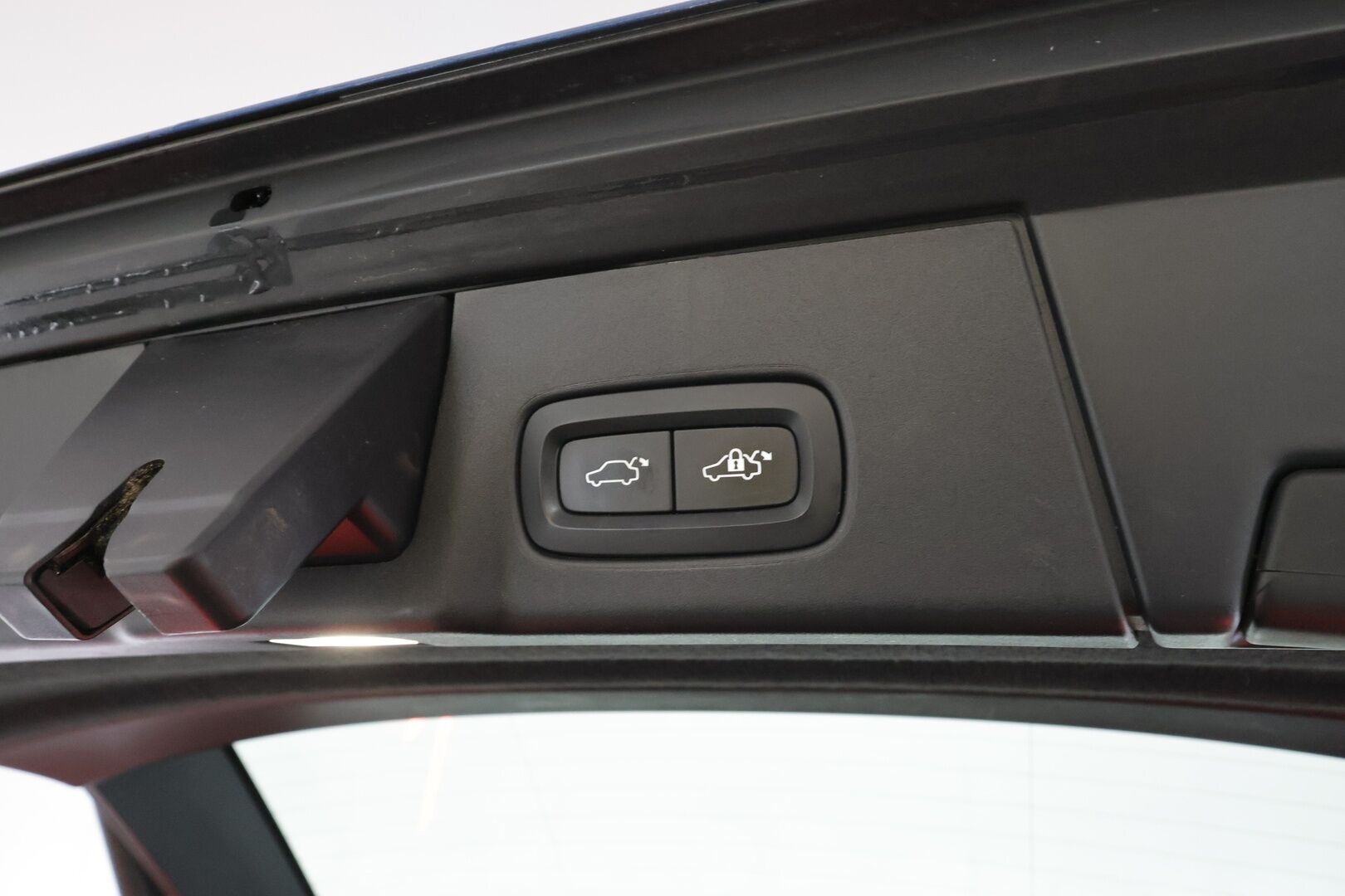 Volvo V90 2018 T8 AWD R-Design aut * Muistipenkit hieronnalla / ACC / Webasto / Ilmastoidut nahat / Panorama * - Huippu varusteltu! / 2x vanteet / Apple & Android / High. perf audio