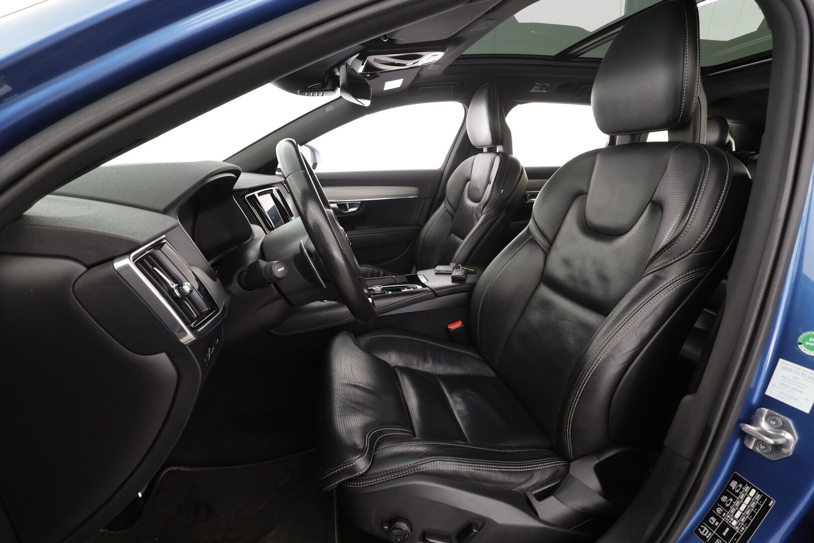 Volvo V90 2018 T8 AWD R-Design aut * Muistipenkit hieronnalla / ACC / Webasto / Ilmastoidut nahat / Panorama * - Huippu varusteltu! / 2x vanteet / Apple & Android / High. perf audio