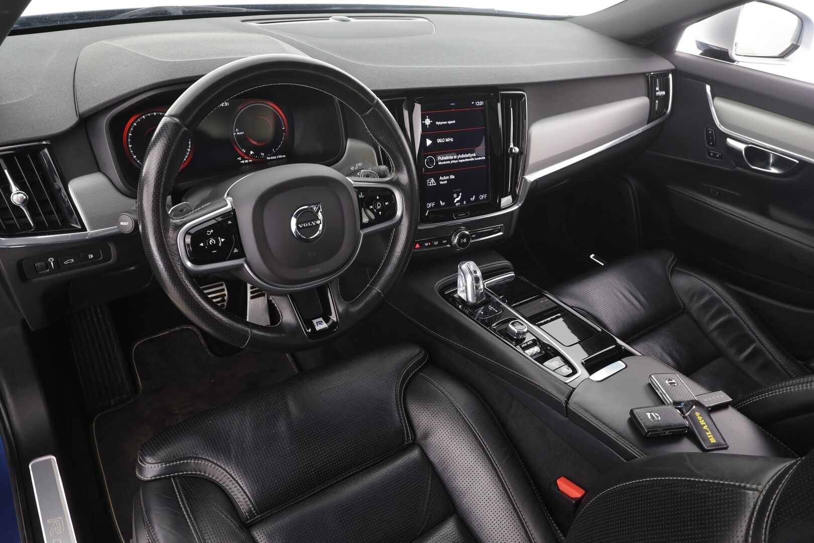 Volvo V90 2018 T8 AWD R-Design aut * Muistipenkit hieronnalla / ACC / Webasto / Ilmastoidut nahat / Panorama - Huippu varusteltu! / 2x vanteet / Apple & Android / High. perf audio