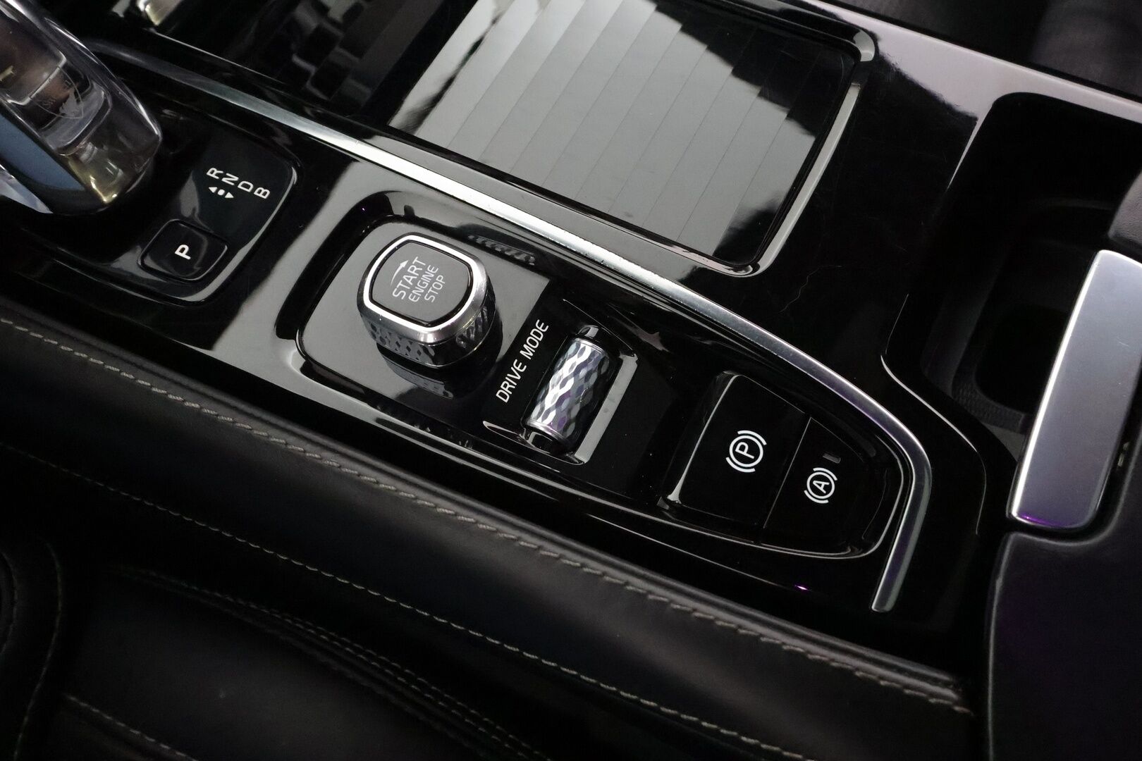 Volvo V90 2018 T8 AWD R-Design aut * ACC / Webasto / P.tutkat / Muistipenkit hieronnalla / Full LED / Ilmastoidut nahat / Panorama / KeylessGo * - Kahdet renkaat aluvanteilla / Hyvät varusteet