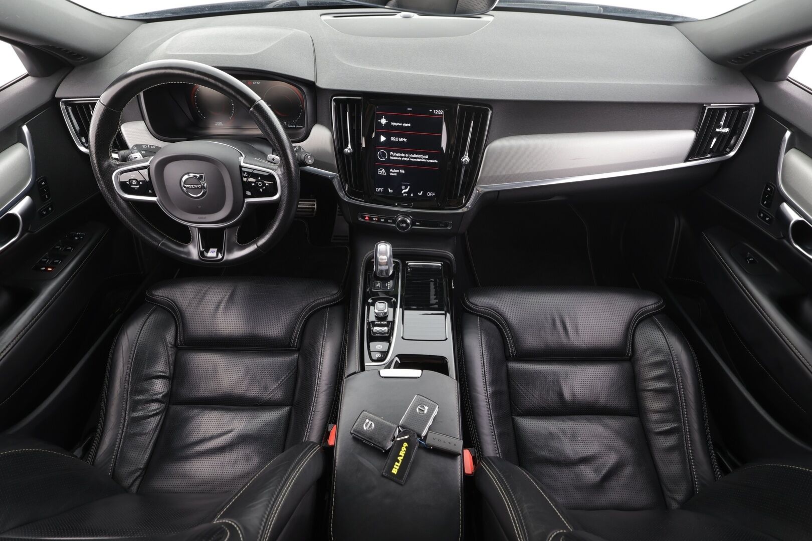 Volvo V90 2018 T8 AWD R-Design aut * Muistipenkit hieronnalla / ACC / Webasto / Ilmastoidut nahat / Panorama - Huippu varusteltu! / 2x vanteet / Apple & Android / High. perf audio