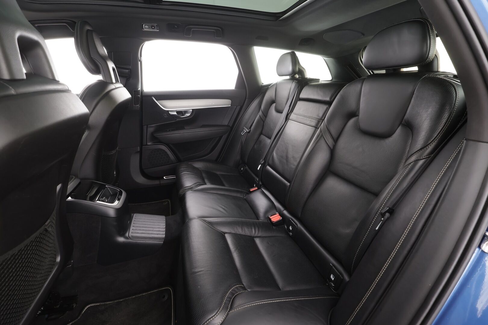 Volvo V90 2018 T8 AWD R-Design aut * Muistipenkit hieronnalla / ACC / Webasto / Ilmastoidut nahat / Panorama * - Huippu varusteltu! / 2x vanteet / Apple & Android / High. perf audio