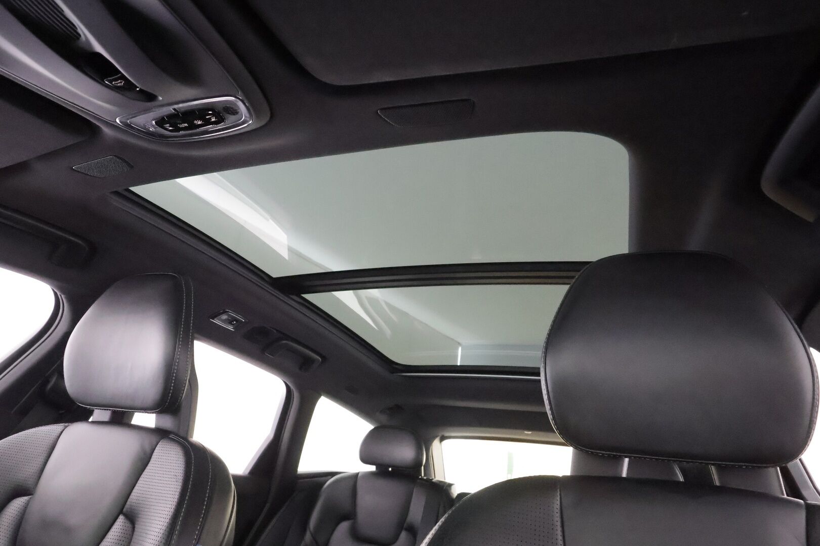 Volvo V90 2018 T8 AWD R-Design aut * Muistipenkit hieronnalla / ACC / Webasto / Ilmastoidut nahat / Panorama * - Huippu varusteltu! / 2x vanteet / Apple & Android / High. perf audio