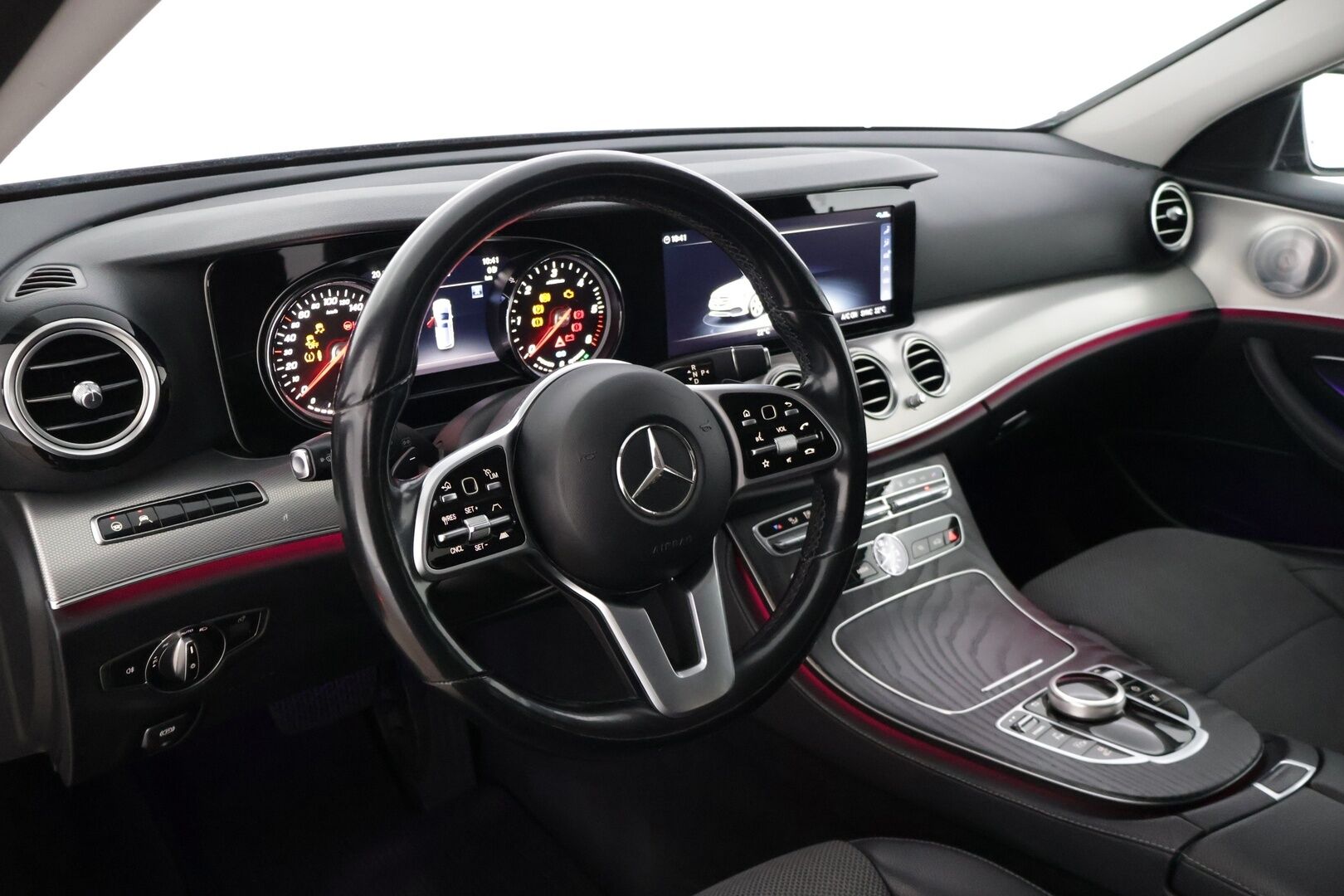 Mercedes-Benz E 2019 300 de T A Business Avantgarde EQ Power * DTR+ / 360 / Burmester / Hierovat sporttipenkit muistilla / Kessy / Ledit * - * Kovilla varusteilla, hyvin pidetty ja huollettu Johtotähti seuraavalle! Kaksilla asiallisilla renkailla ja vanteilla. Akun kuntotesti tehty! *