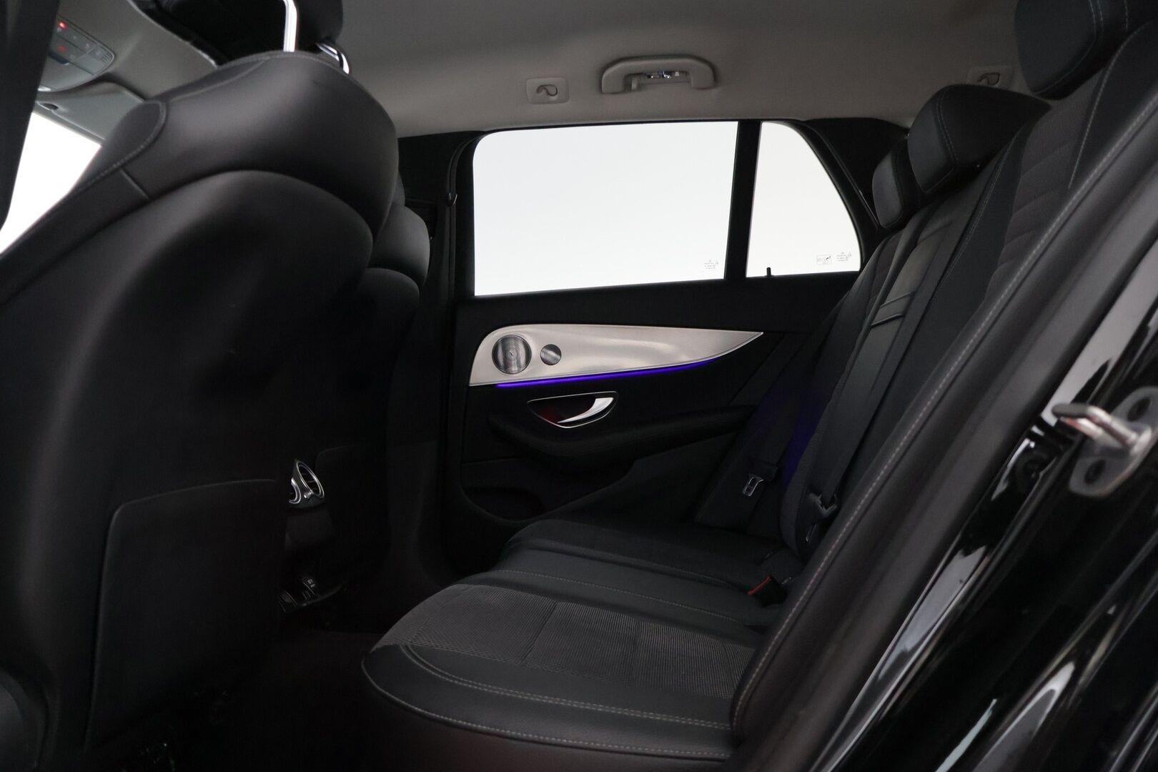 Mercedes-Benz E 2019 300 de T A Business Avantgarde EQ Power * DTR+ / 360 / Burmester / Hierovat sporttipenkit muistilla / Kessy / Ledit * - * Kovilla varusteilla, hyvin pidetty ja huollettu Johtotähti seuraavalle! Kaksilla asiallisilla renkailla ja vanteilla. Akun kuntotesti tehty! *