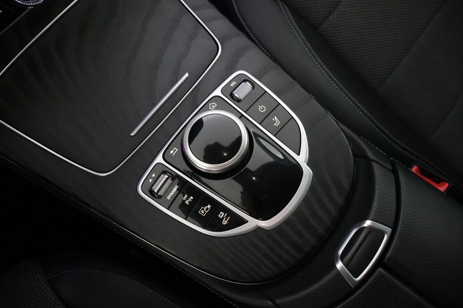 Mercedes-Benz E 2019 300 de T A Business Avantgarde EQ Power * DTR+ / 360 / Burmester / Hierovat sporttipenkit muistilla / Kessy / Ledit * - * Kovilla varusteilla, hyvin pidetty ja huollettu Johtotähti seuraavalle! Kaksilla asiallisilla renkailla ja vanteilla. Akun kuntotesti tehty! *