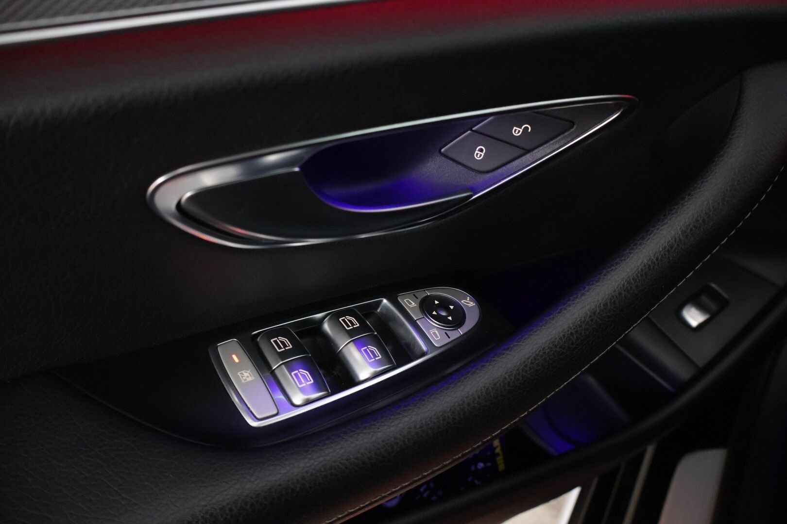 Mercedes-Benz E 2019 300 de T A Business Avantgarde EQ Power * DTR+ / 360 / Burmester / Hierovat sporttipenkit muistilla / Kessy / Ledit * - * Kovilla varusteilla, hyvin pidetty ja huollettu Johtotähti seuraavalle! Kaksilla asiallisilla renkailla ja vanteilla. Akun kuntotesti tehty! *