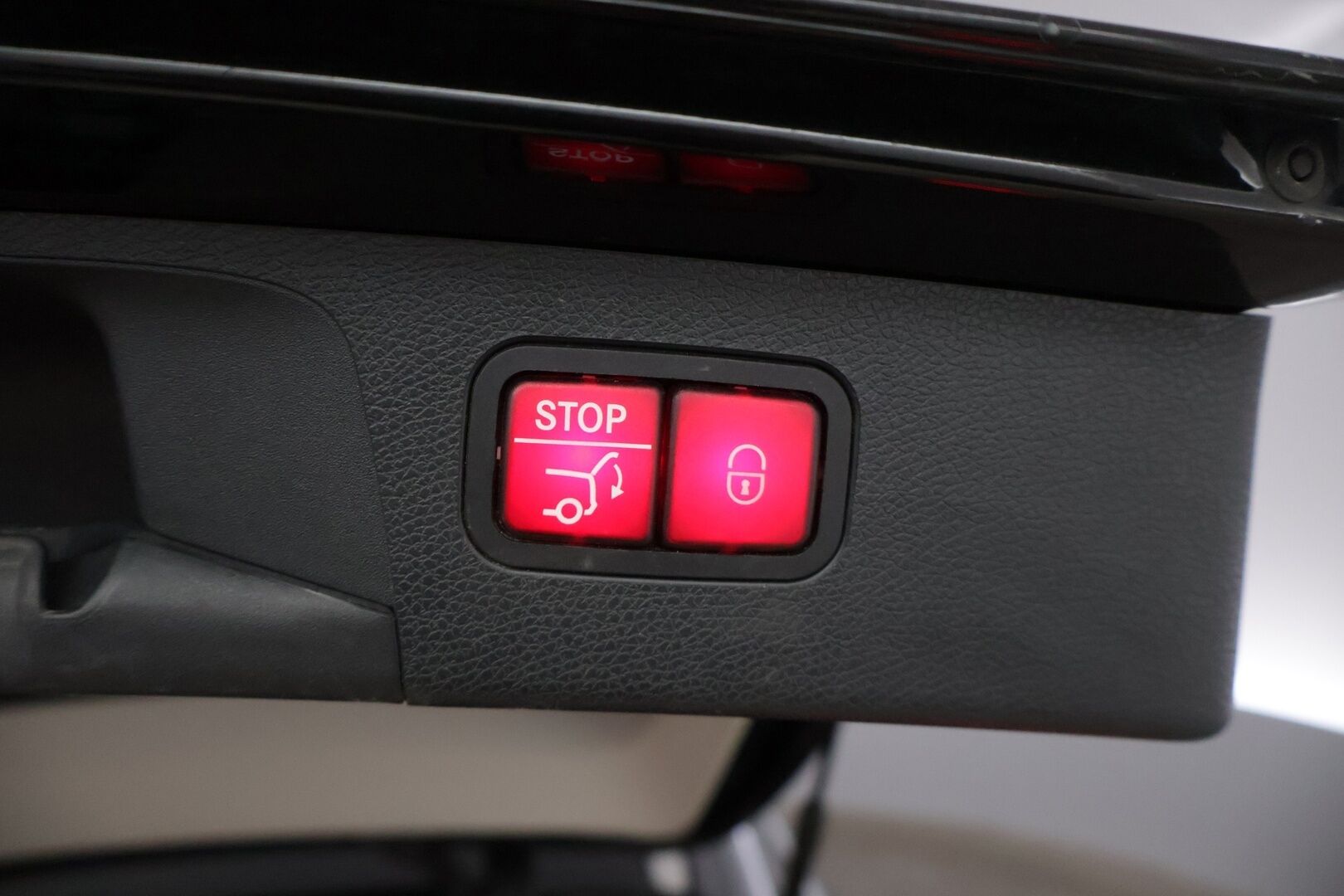 Mercedes-Benz E 2019 300 de T A Business Avantgarde EQ Power * DTR+ / 360 / Burmester / Hierovat sporttipenkit muistilla / Kessy / Ledit * - * Kovilla varusteilla, hyvin pidetty ja huollettu Johtotähti seuraavalle! Kaksilla asiallisilla renkailla ja vanteilla. Akun kuntotesti tehty! *