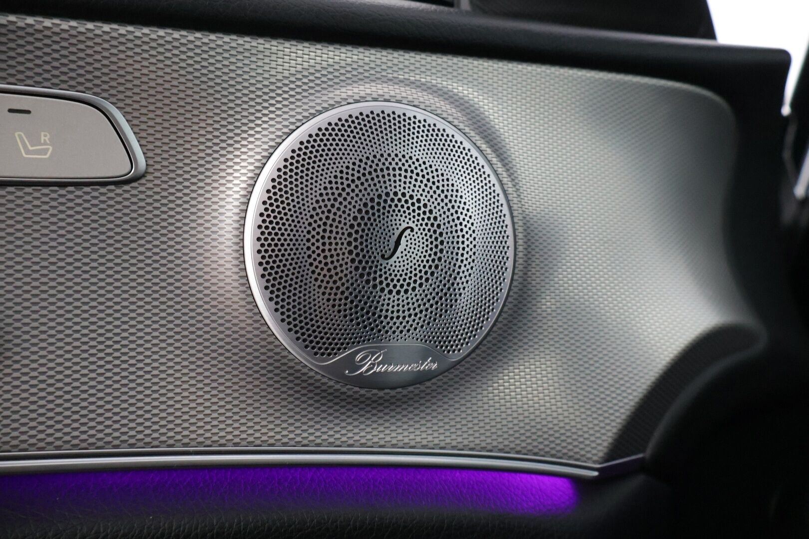 Mercedes-Benz E 2019 300 de T A Business Avantgarde EQ Power * DTR+ / 360 / Burmester / Hierovat sporttipenkit muistilla / Kessy / Ledit * - * Kovilla varusteilla, hyvin pidetty ja huollettu Johtotähti seuraavalle! Kaksilla asiallisilla renkailla ja vanteilla. Akun kuntotesti tehty! *