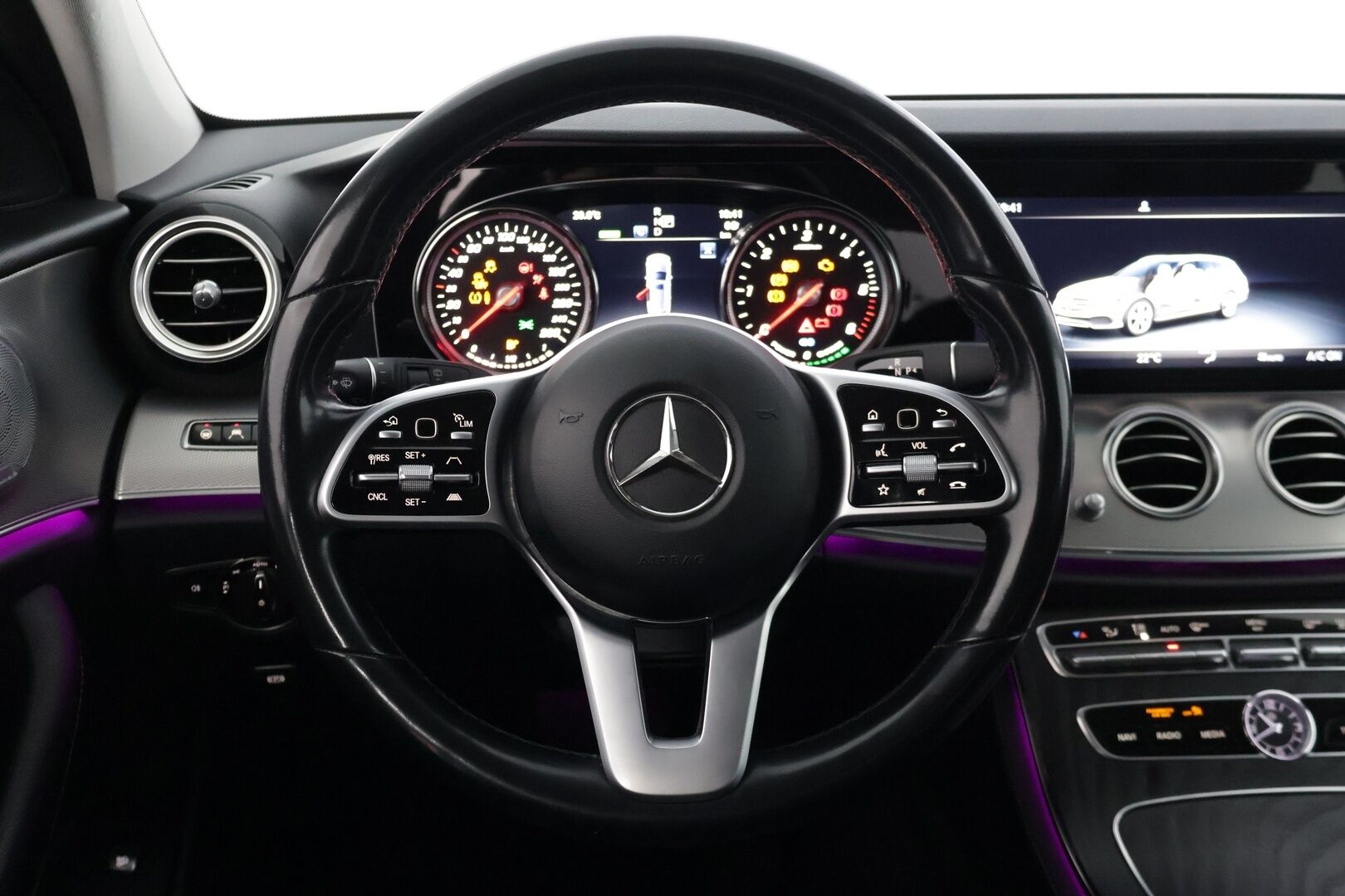 Mercedes-Benz E 2019 300 de T A Business Avantgarde EQ Power * DTR+ / 360 / Burmester / Hierovat sporttipenkit muistilla / Kessy / Ledit * - * Kovilla varusteilla, hyvin pidetty ja huollettu Johtotähti seuraavalle! Kaksilla asiallisilla renkailla ja vanteilla. Akun kuntotesti tehty! *