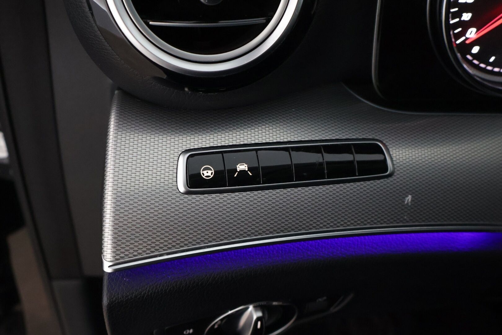 Mercedes-Benz E 2019 300 de T A Business Avantgarde EQ Power * DTR+ / 360 / Burmester / Hierovat sporttipenkit muistilla / Kessy / Ledit * - * Kovilla varusteilla, hyvin pidetty ja huollettu Johtotähti seuraavalle! Kaksilla asiallisilla renkailla ja vanteilla. Akun kuntotesti tehty! *