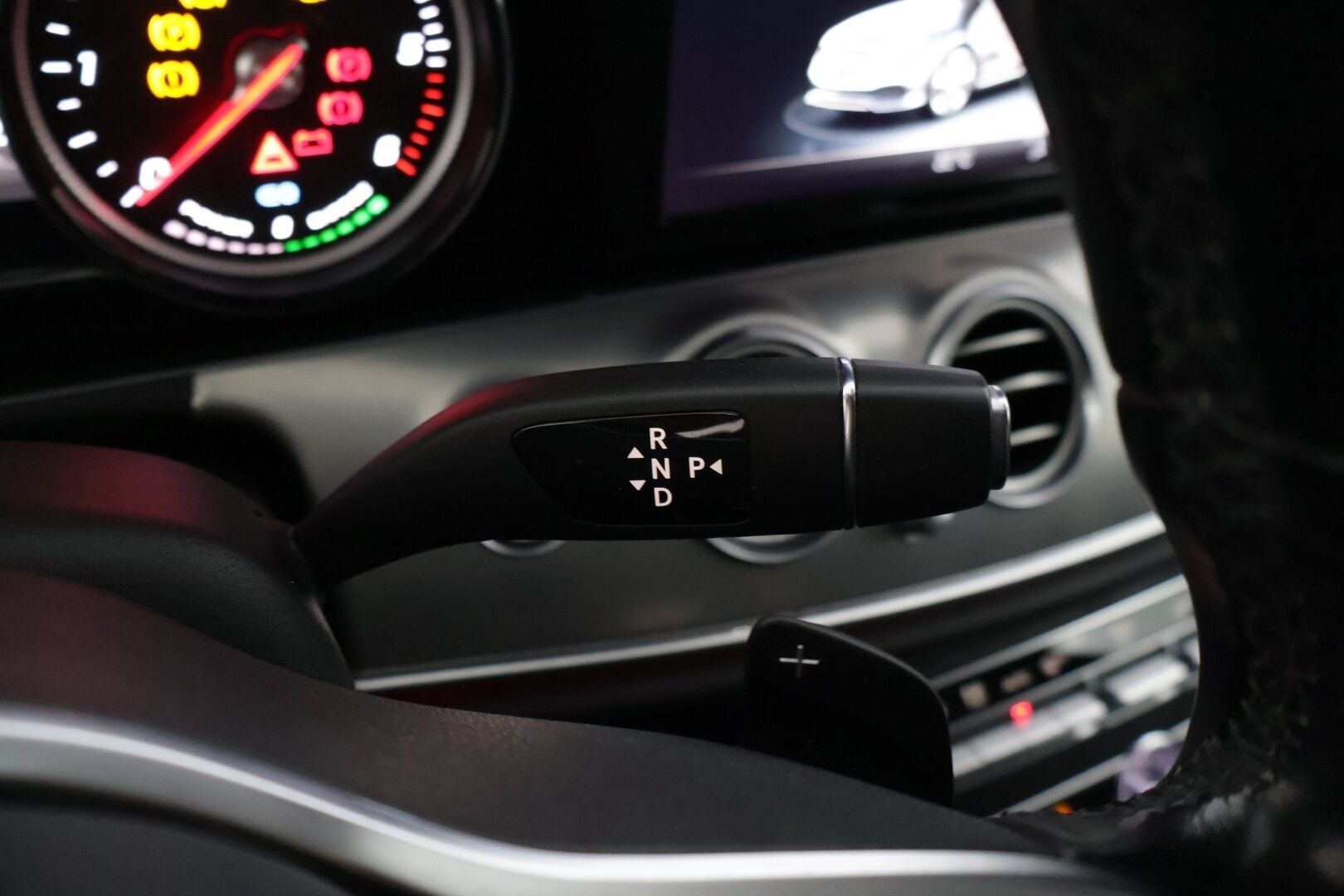 Mercedes-Benz E 2019 300 de T A Business Avantgarde EQ Power * DTR+ / 360 / Burmester / Hierovat sporttipenkit muistilla / Kessy / Ledit * - * Kovilla varusteilla, hyvin pidetty ja huollettu Johtotähti seuraavalle! Kaksilla asiallisilla renkailla ja vanteilla. Akun kuntotesti tehty! *