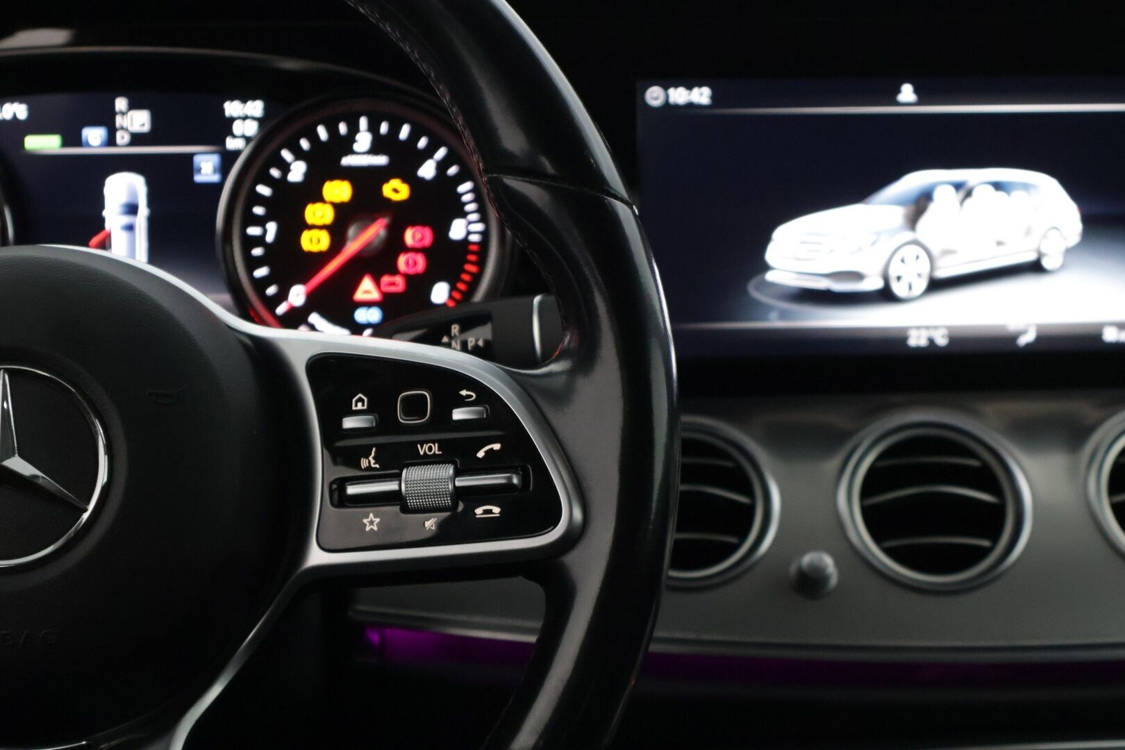 Mercedes-Benz E 2019 300 de T A Business Avantgarde EQ Power * DTR+ / 360 / Burmester / Hierovat sporttipenkit muistilla / Kessy / Ledit * - * Kovilla varusteilla, hyvin pidetty ja huollettu Johtotähti seuraavalle! Kaksilla asiallisilla renkailla ja vanteilla. Akun kuntotesti tehty! *