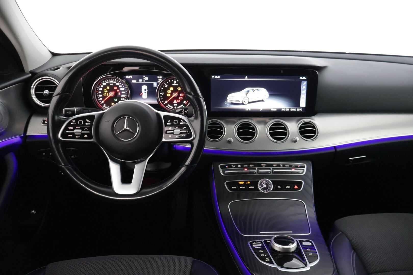 Mercedes-Benz E 2019 300 de T A Business Avantgarde EQ Power * DTR+ / 360 / Burmester / Hierovat sporttipenkit muistilla / Kessy / Ledit * - * Kovilla varusteilla, hyvin pidetty ja huollettu Johtotähti seuraavalle! Kaksilla asiallisilla renkailla ja vanteilla. Akun kuntotesti tehty! *