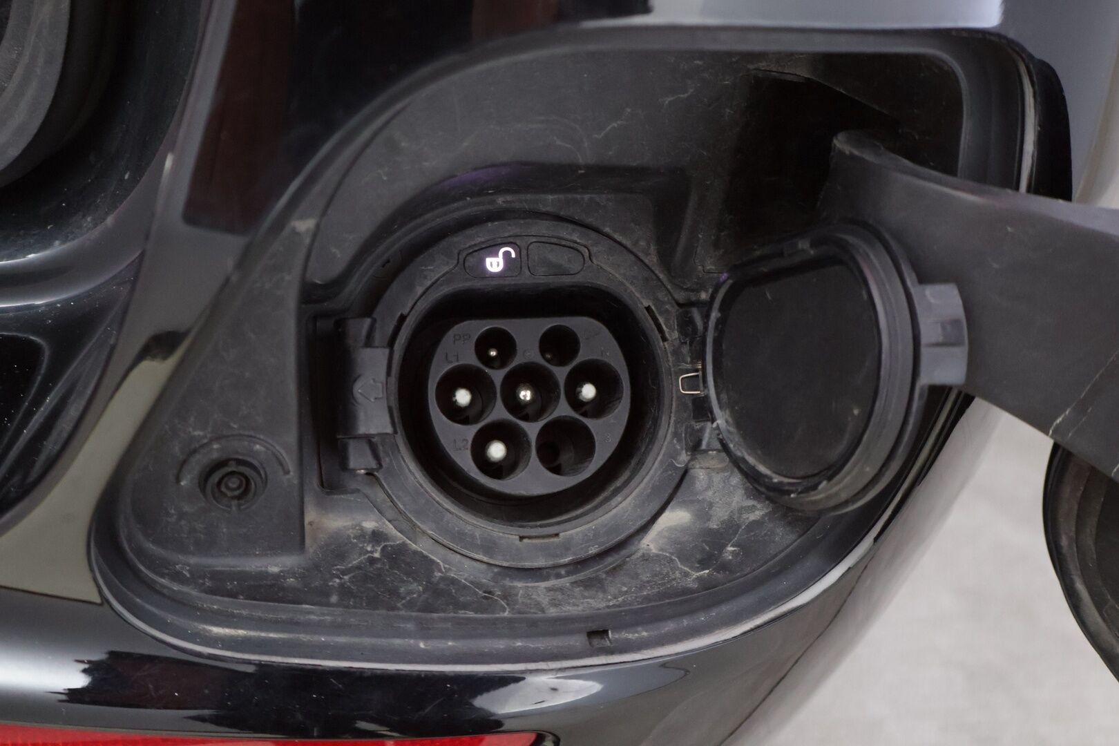 Mercedes-Benz E 2019 300 de T A Business Avantgarde EQ Power * DTR+ / 360 / Burmester / Hierovat sporttipenkit muistilla / Kessy / Ledit * - * Kovilla varusteilla, hyvin pidetty ja huollettu Johtotähti seuraavalle! Kaksilla asiallisilla renkailla ja vanteilla. Akun kuntotesti tehty! *